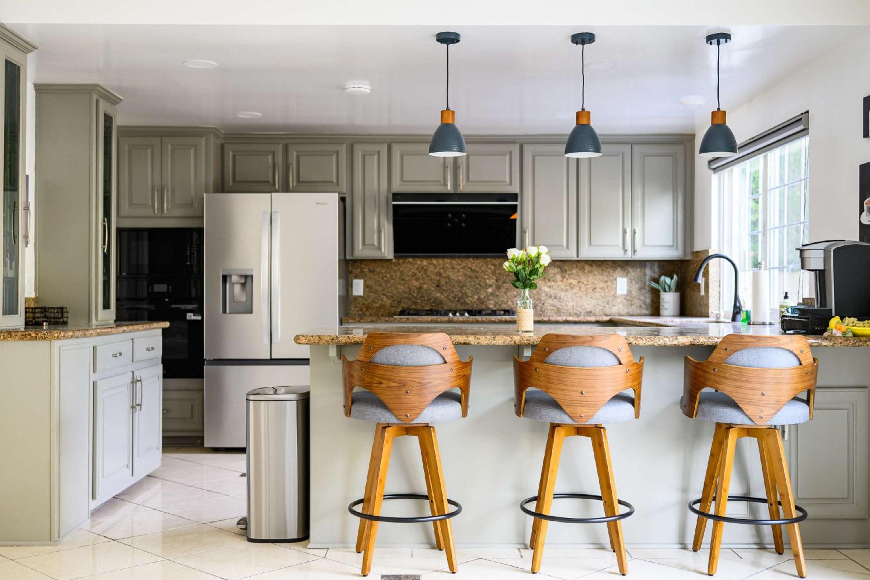 Stylish Retreat Large Living Space & Bright Suites