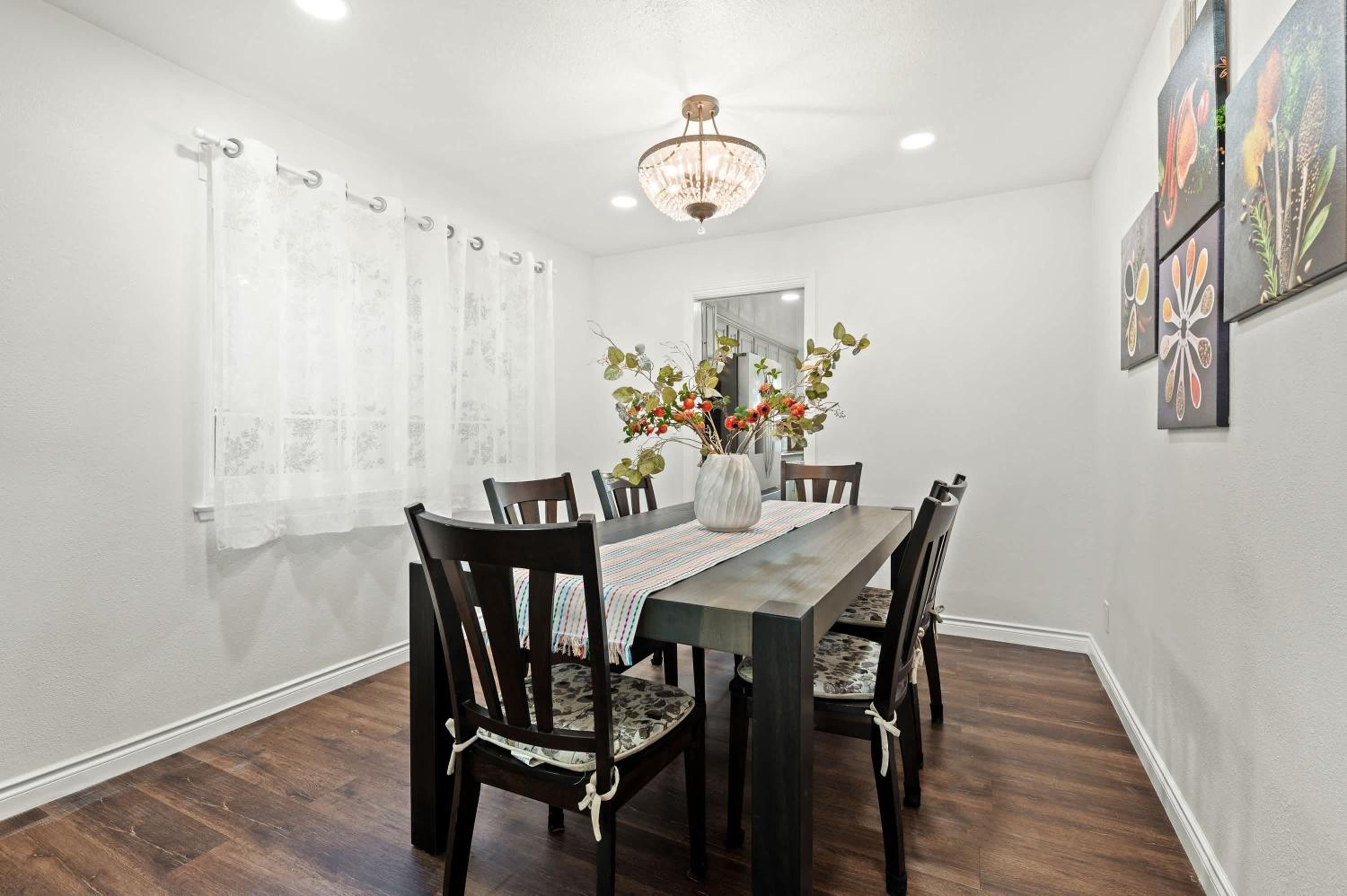 Stylish Retreat Large Living Space & Bright Suites