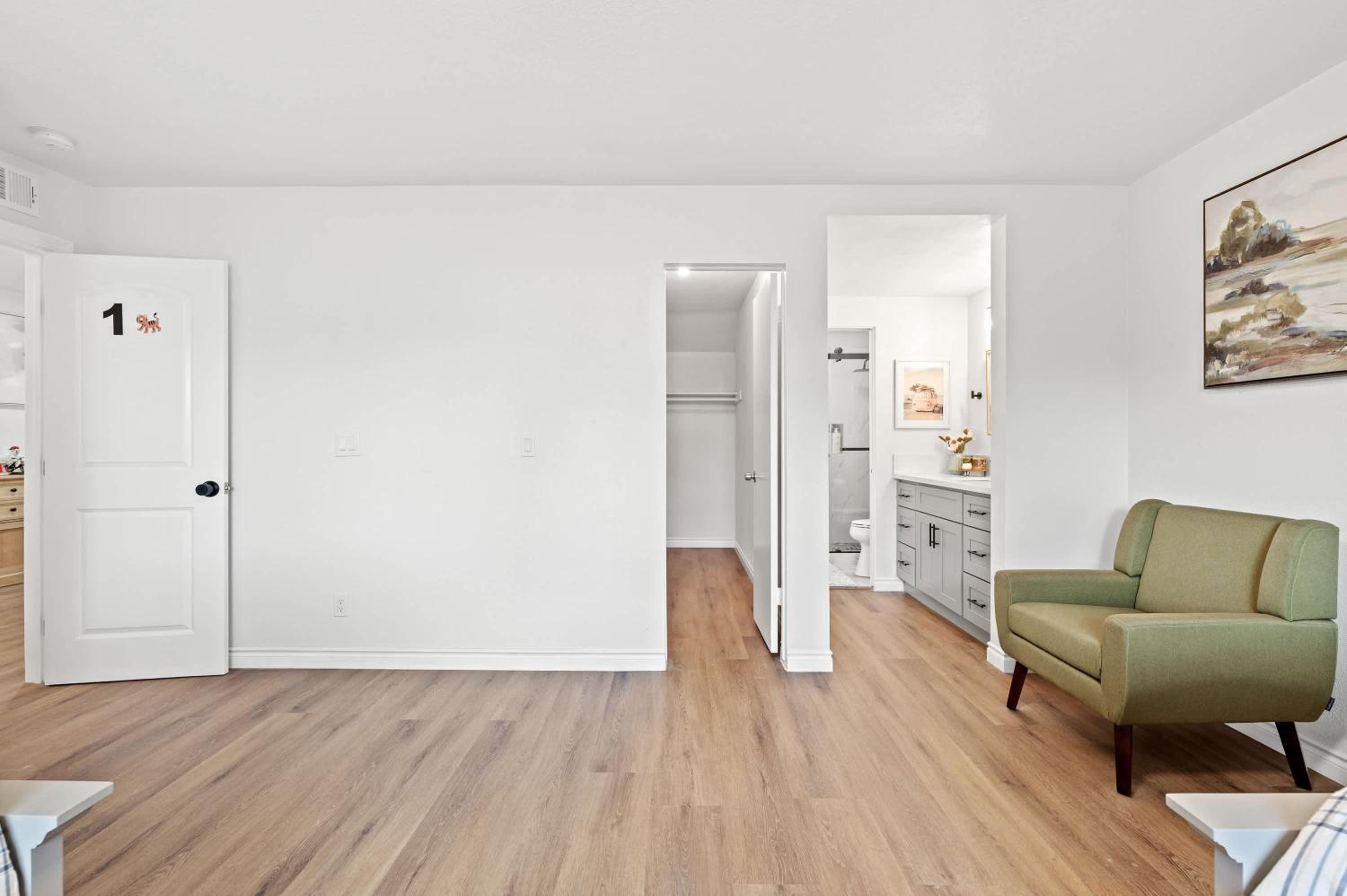 Stylish Retreat Large Living Space & Bright Suites