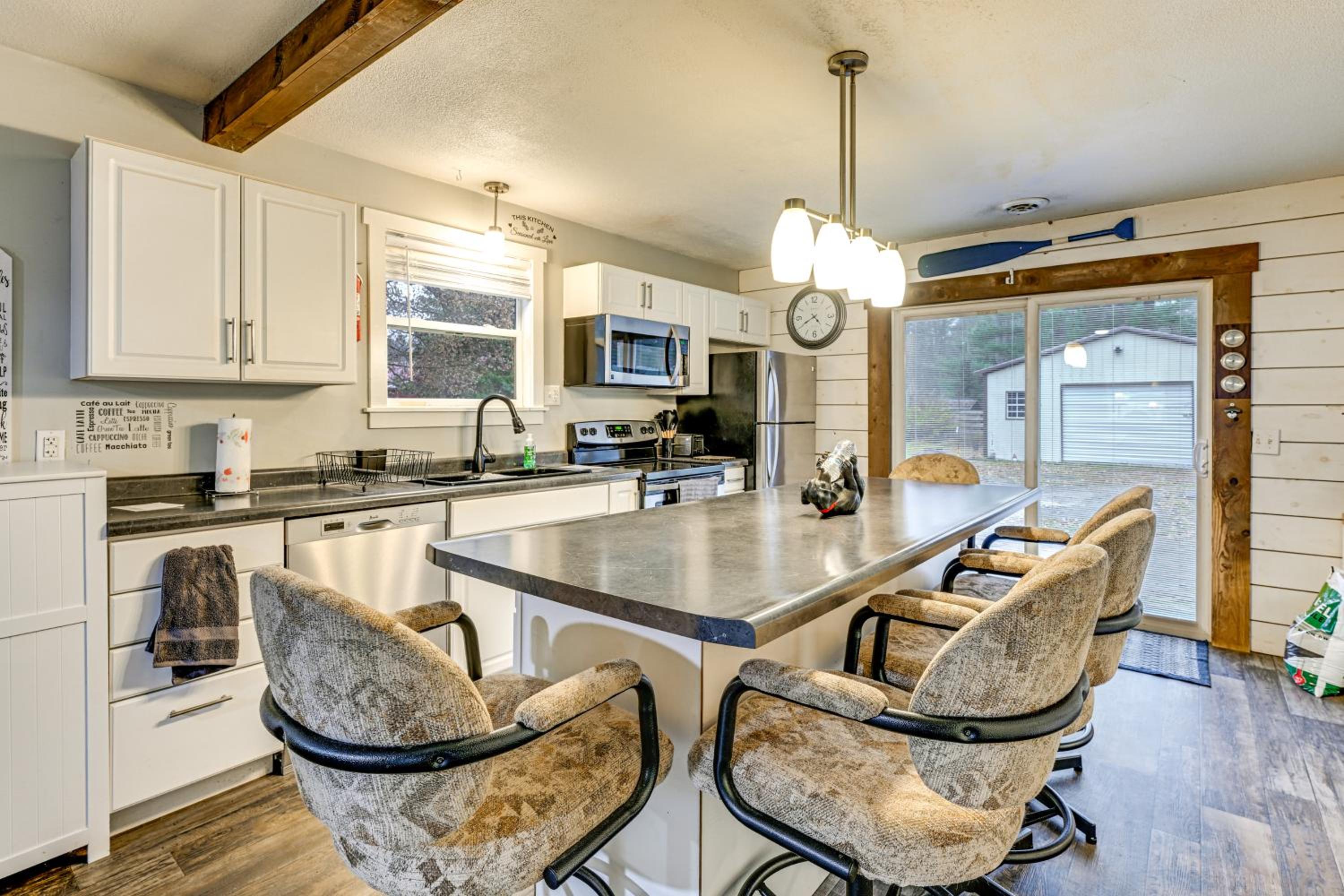 1 Mi to Lake Arbutus Pet-Friendly Home, Fire Pit