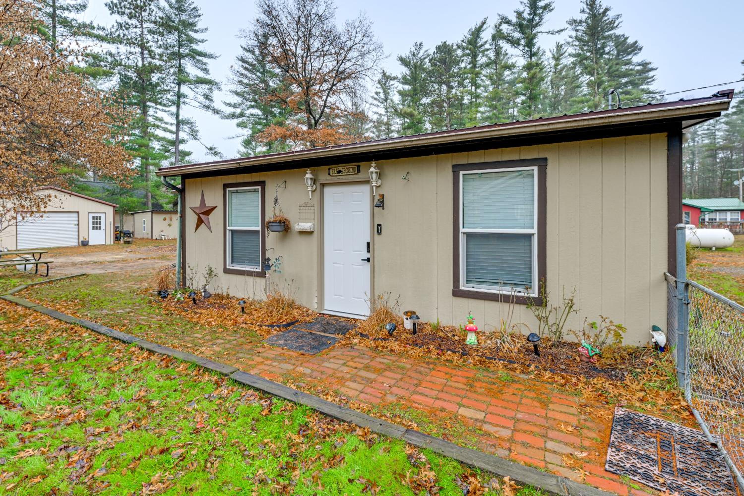 1 Mi to Lake Arbutus Pet-Friendly Home, Fire Pit