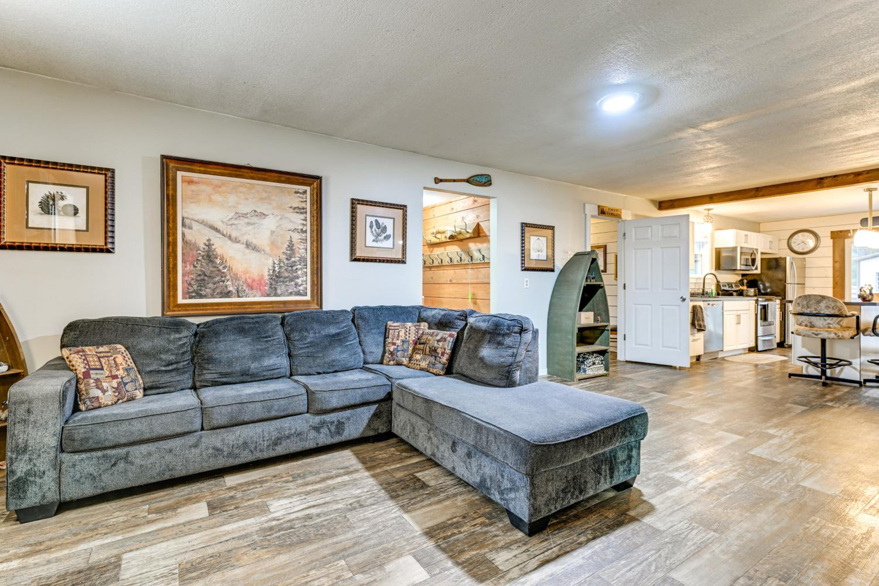 1 Mi to Lake Arbutus Pet-Friendly Home, Fire Pit