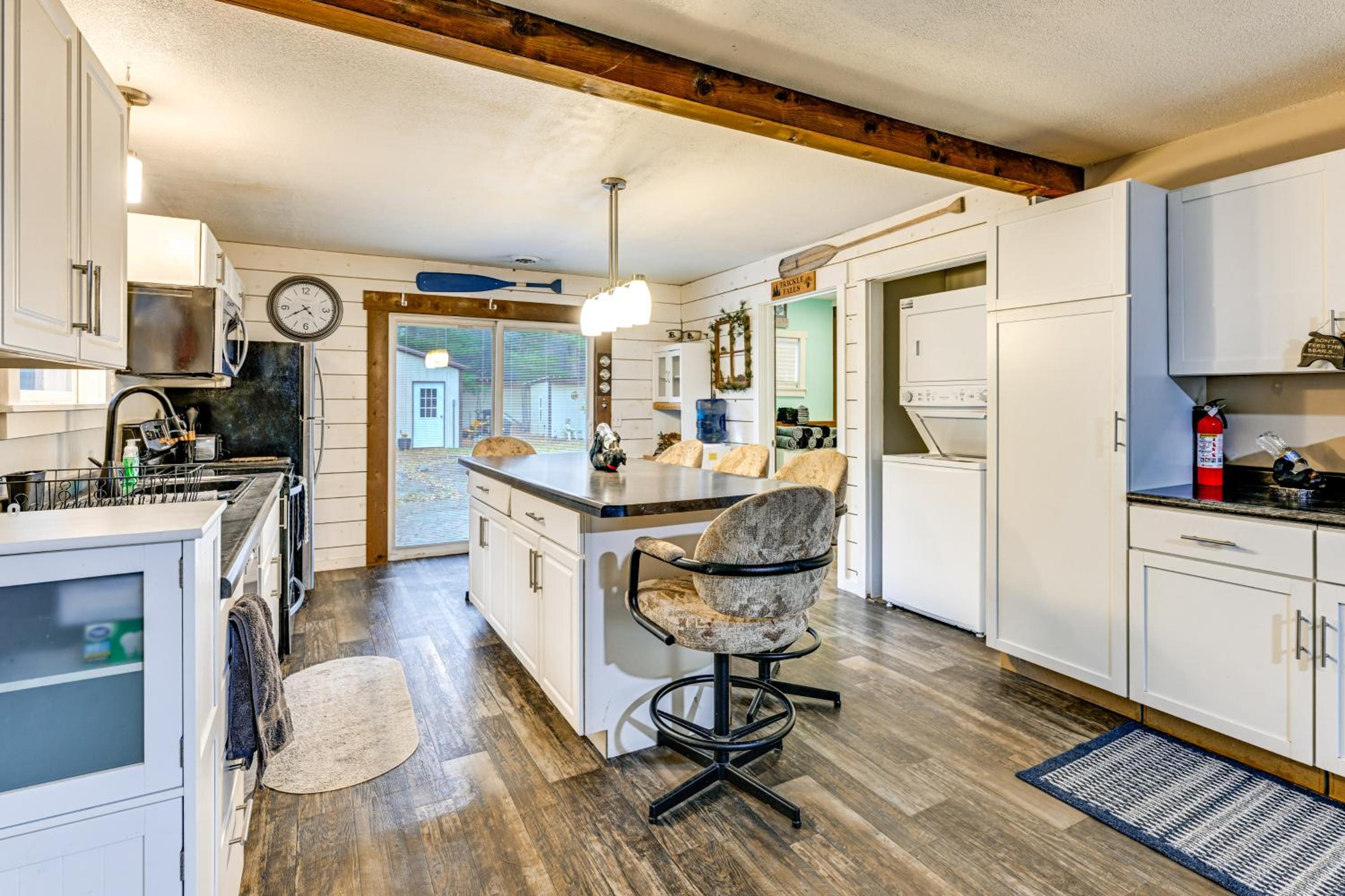 1 Mi to Lake Arbutus Pet-Friendly Home, Fire Pit
