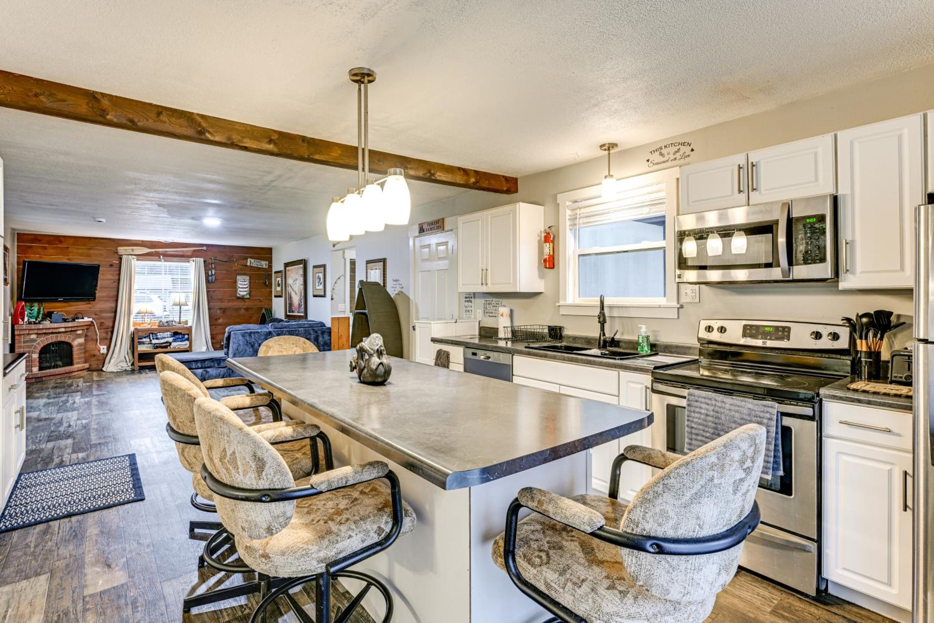 1 Mi to Lake Arbutus Pet-Friendly Home, Fire Pit
