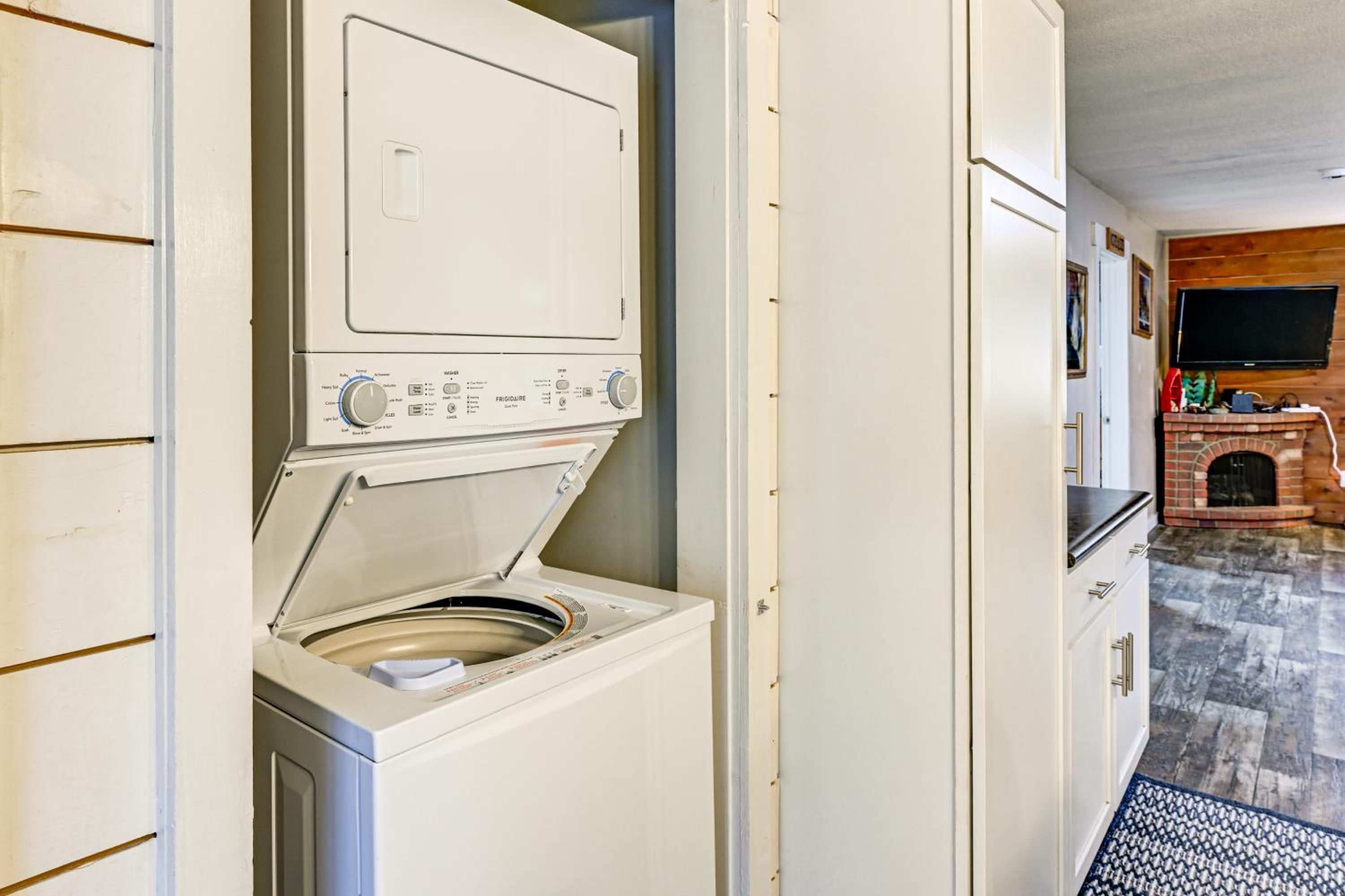 1 Mi to Lake Arbutus Pet-Friendly Home, Fire Pit