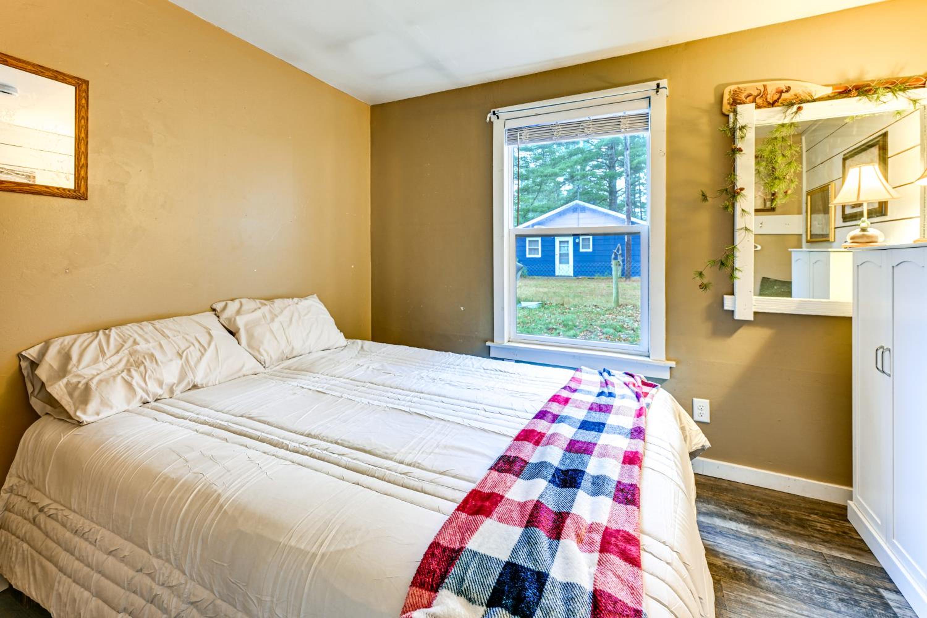 1 Mi to Lake Arbutus Pet-Friendly Home, Fire Pit