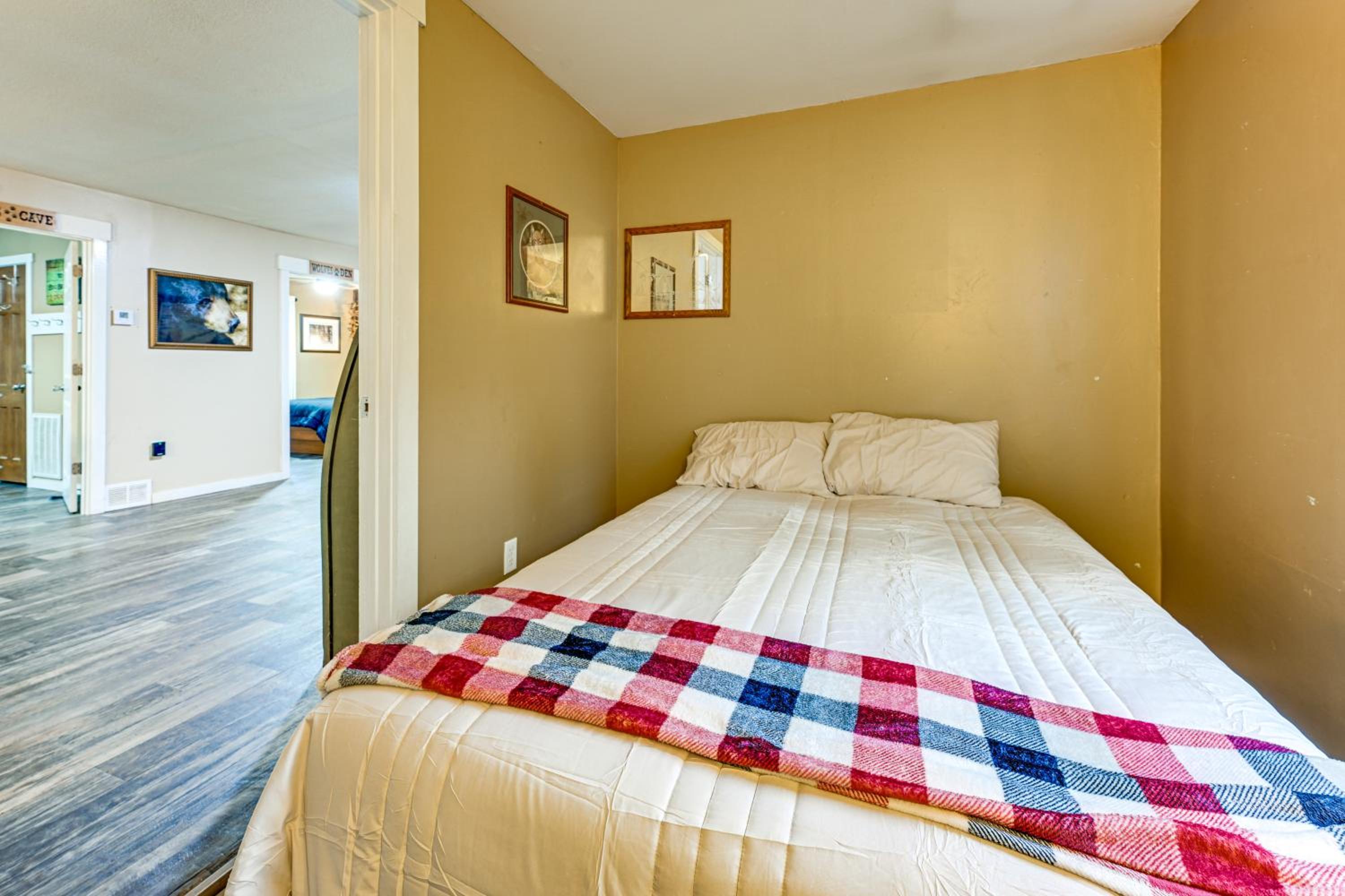 1 Mi to Lake Arbutus Pet-Friendly Home, Fire Pit