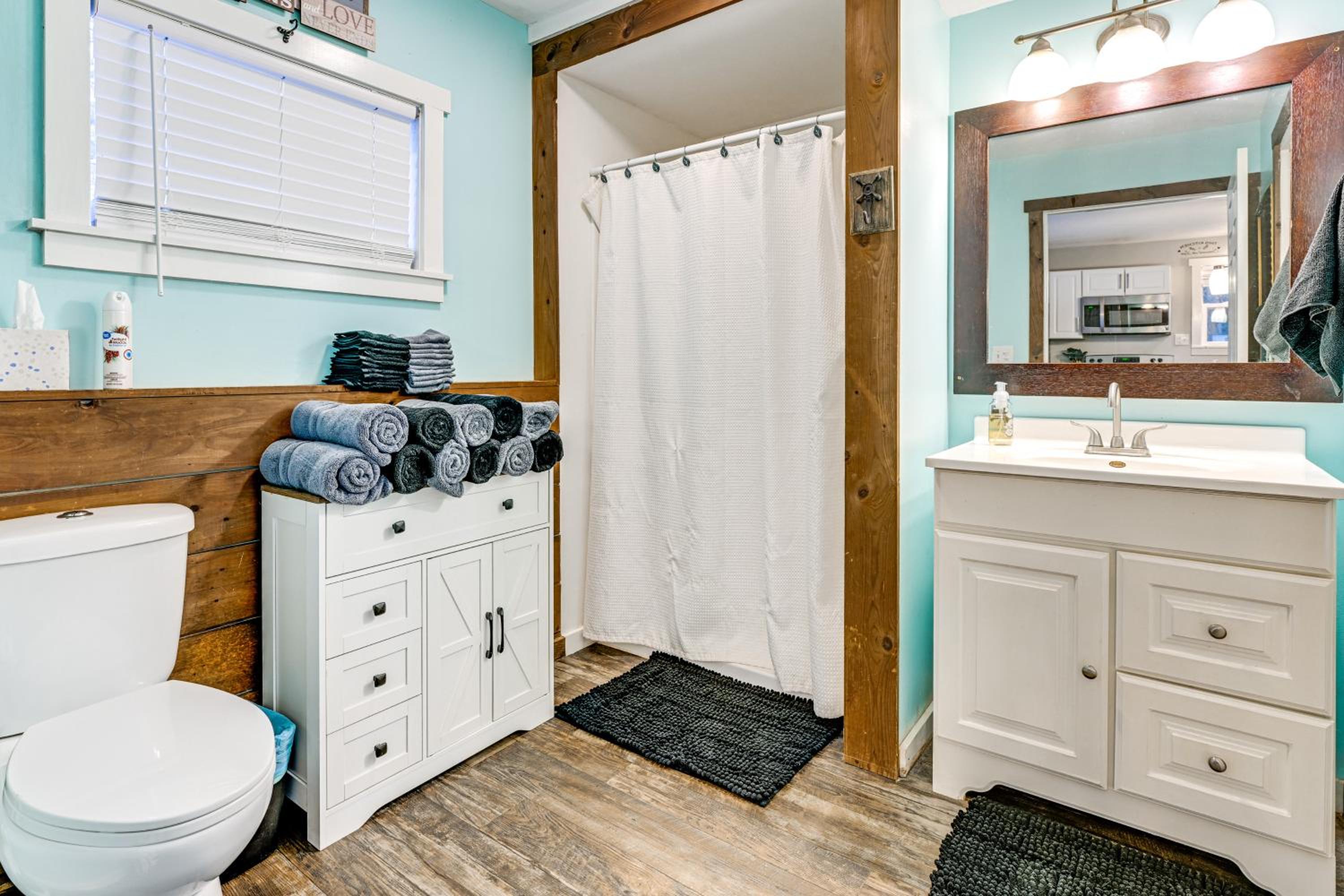 1 Mi to Lake Arbutus Pet-Friendly Home, Fire Pit