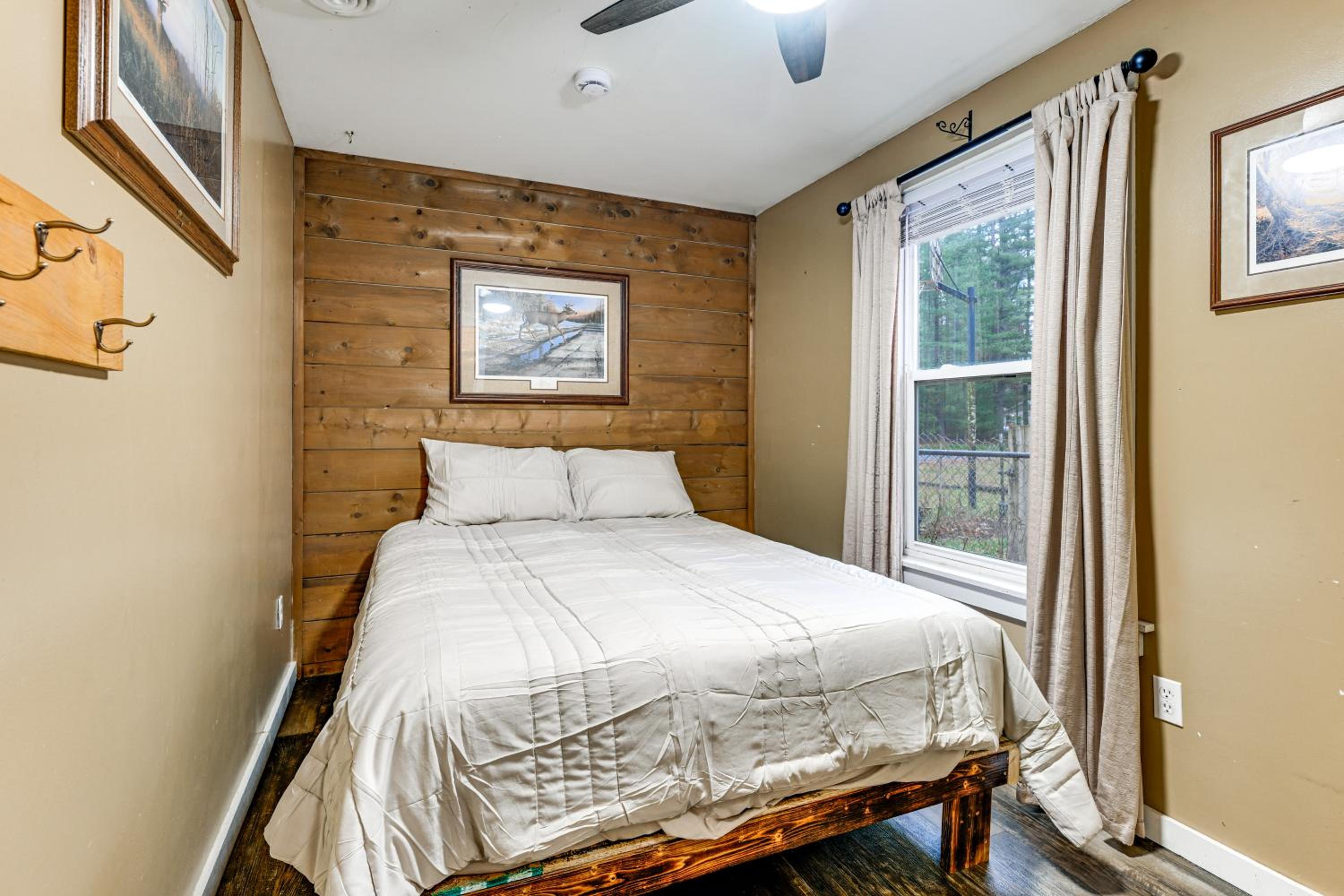 1 Mi to Lake Arbutus Pet-Friendly Home, Fire Pit