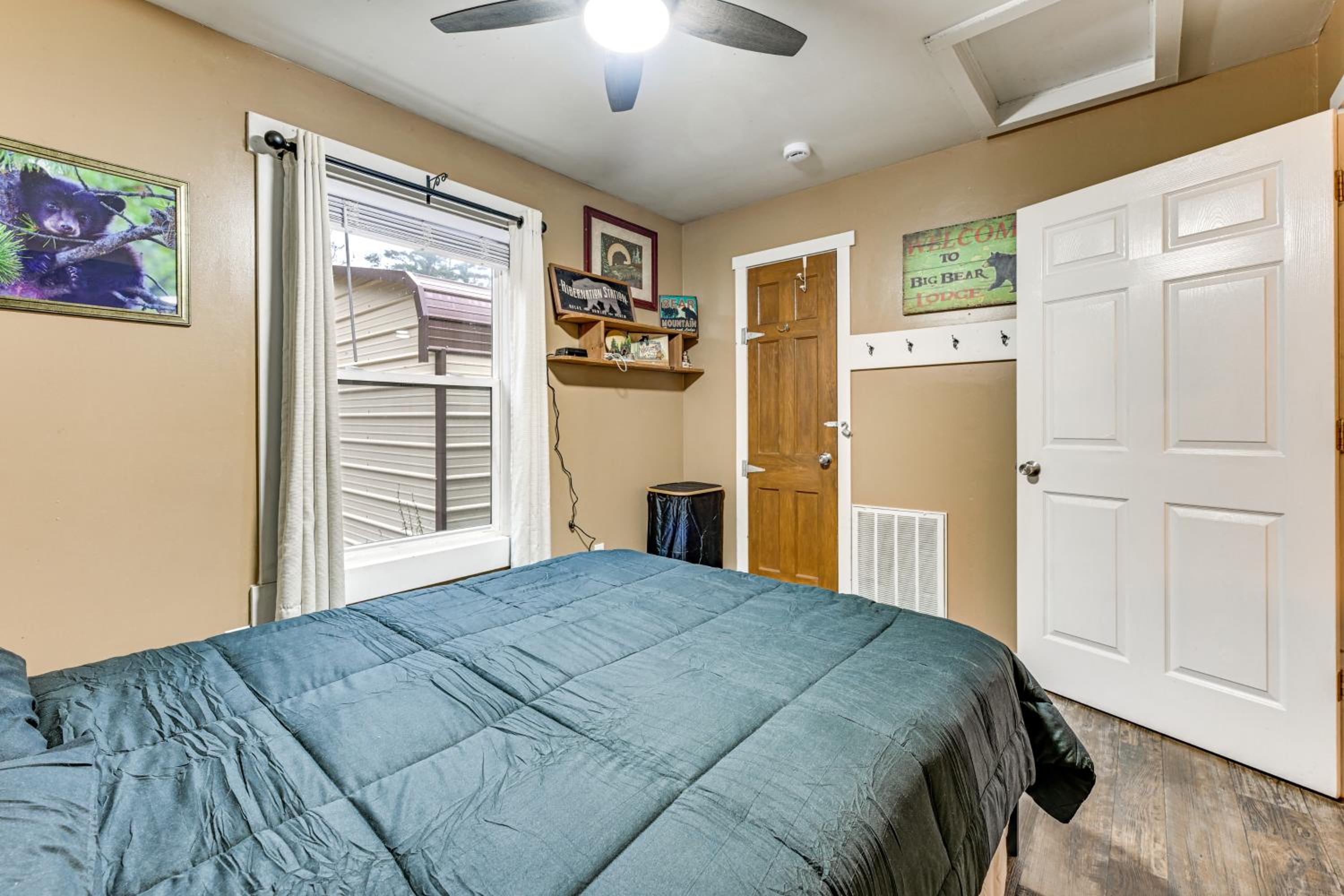 1 Mi to Lake Arbutus Pet-Friendly Home, Fire Pit