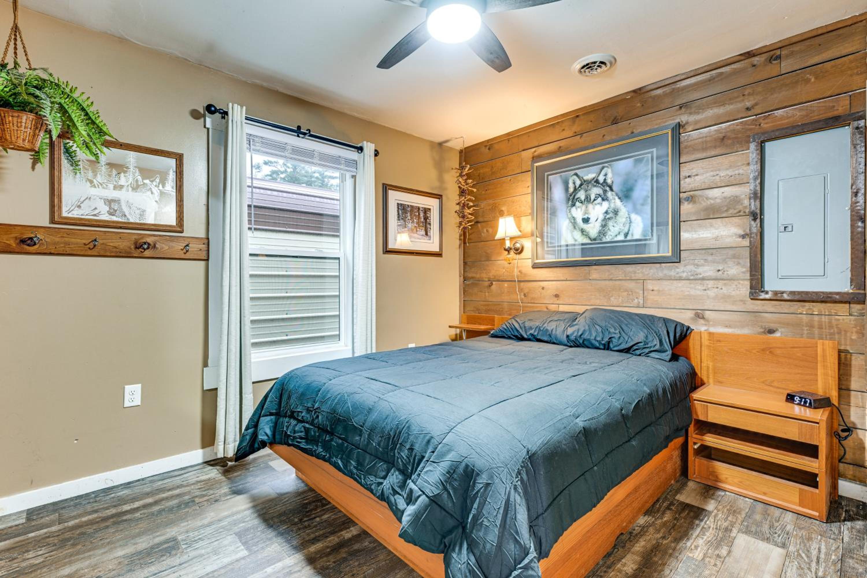 1 Mi to Lake Arbutus Pet-Friendly Home, Fire Pit