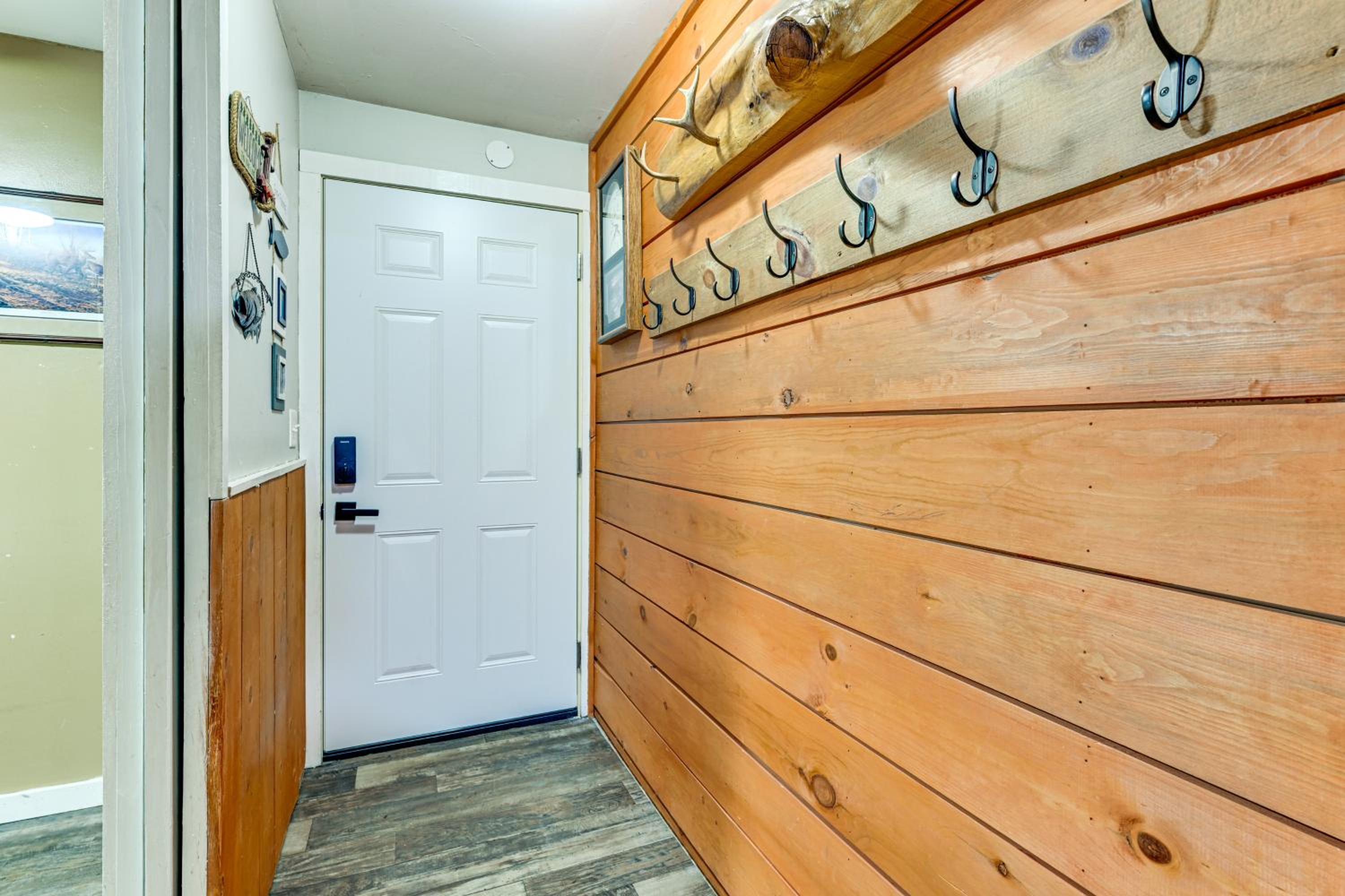 1 Mi to Lake Arbutus Pet-Friendly Home, Fire Pit