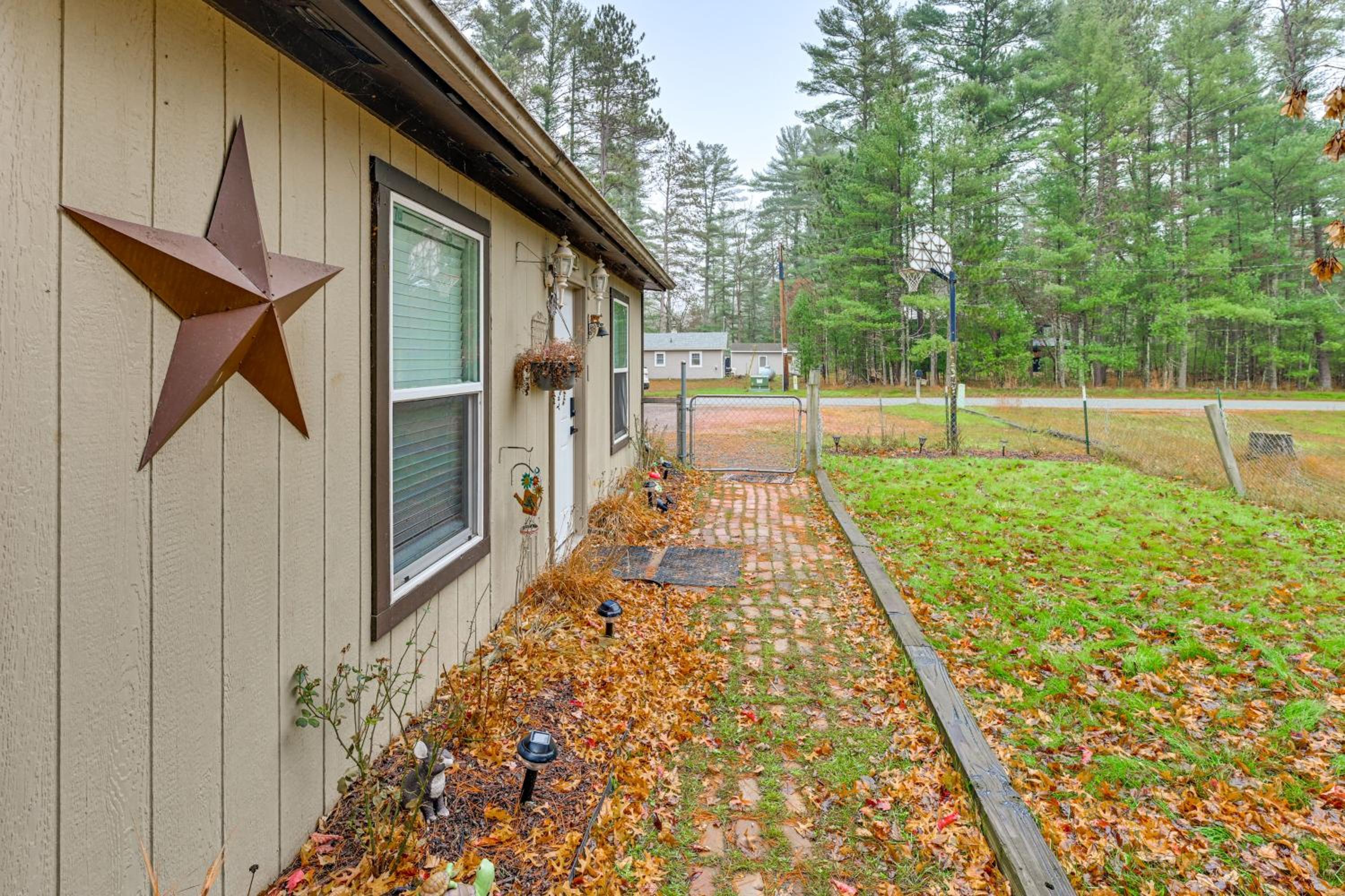 1 Mi to Lake Arbutus Pet-Friendly Home, Fire Pit