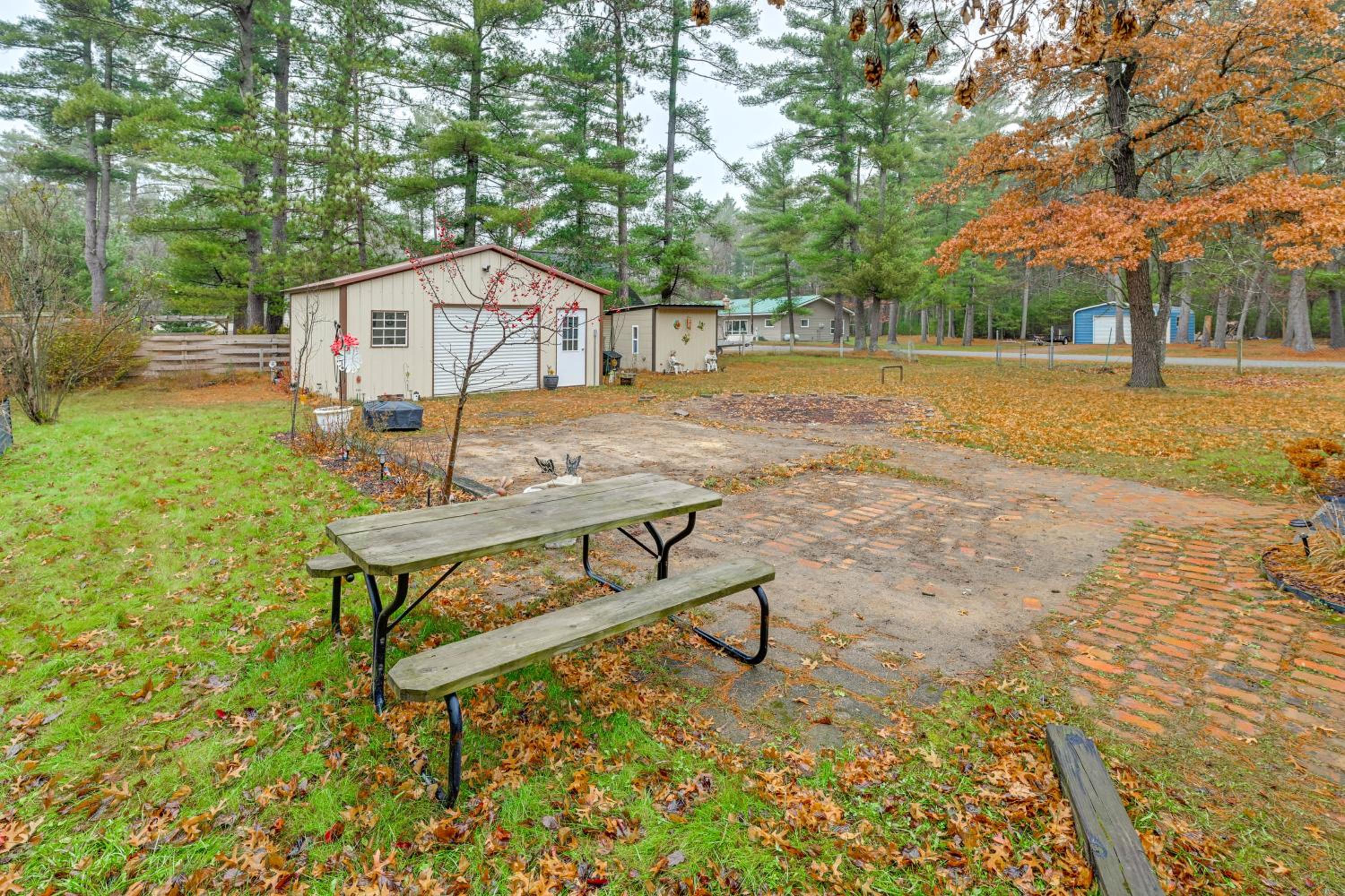 1 Mi to Lake Arbutus Pet-Friendly Home, Fire Pit
