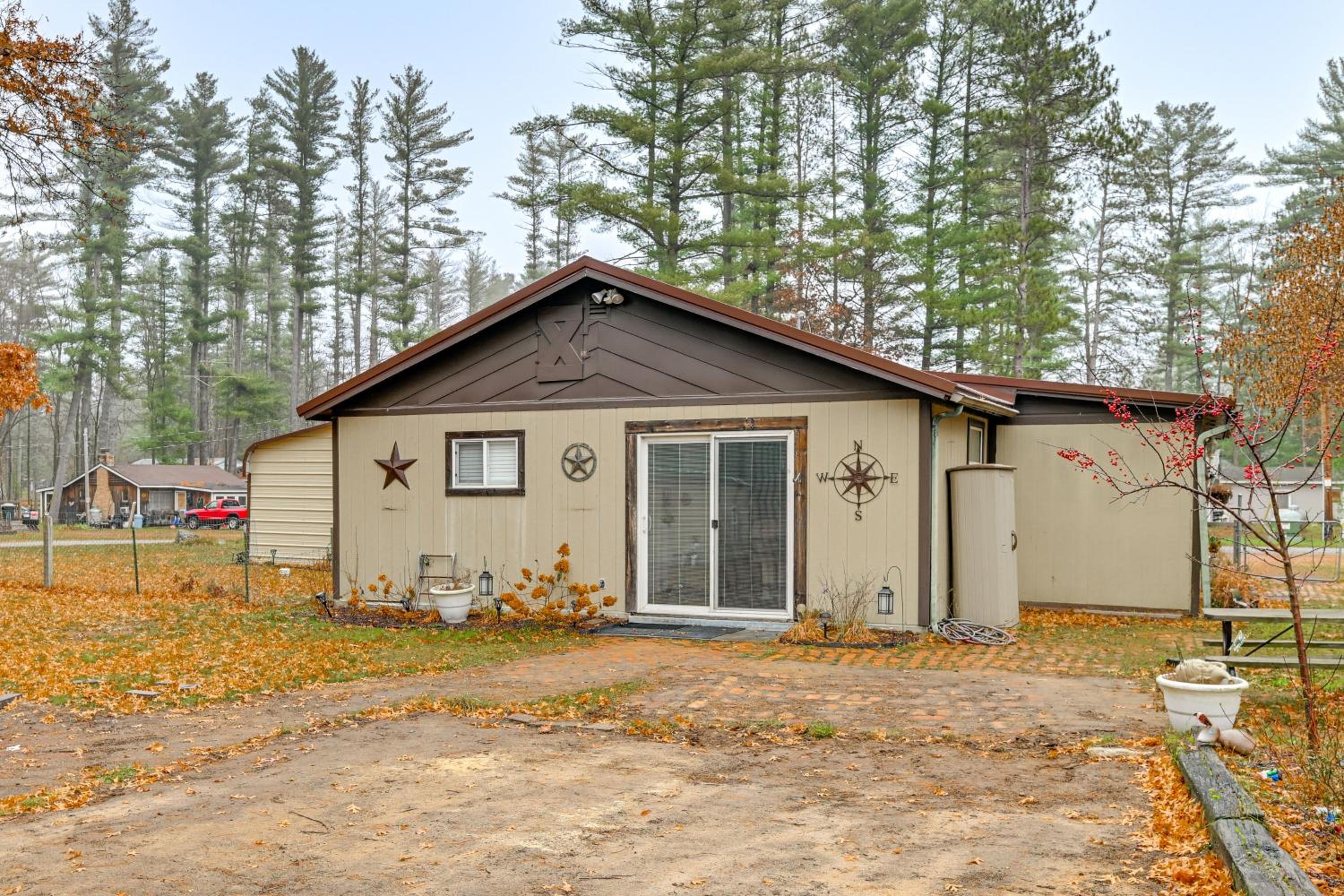 1 Mi to Lake Arbutus Pet-Friendly Home, Fire Pit