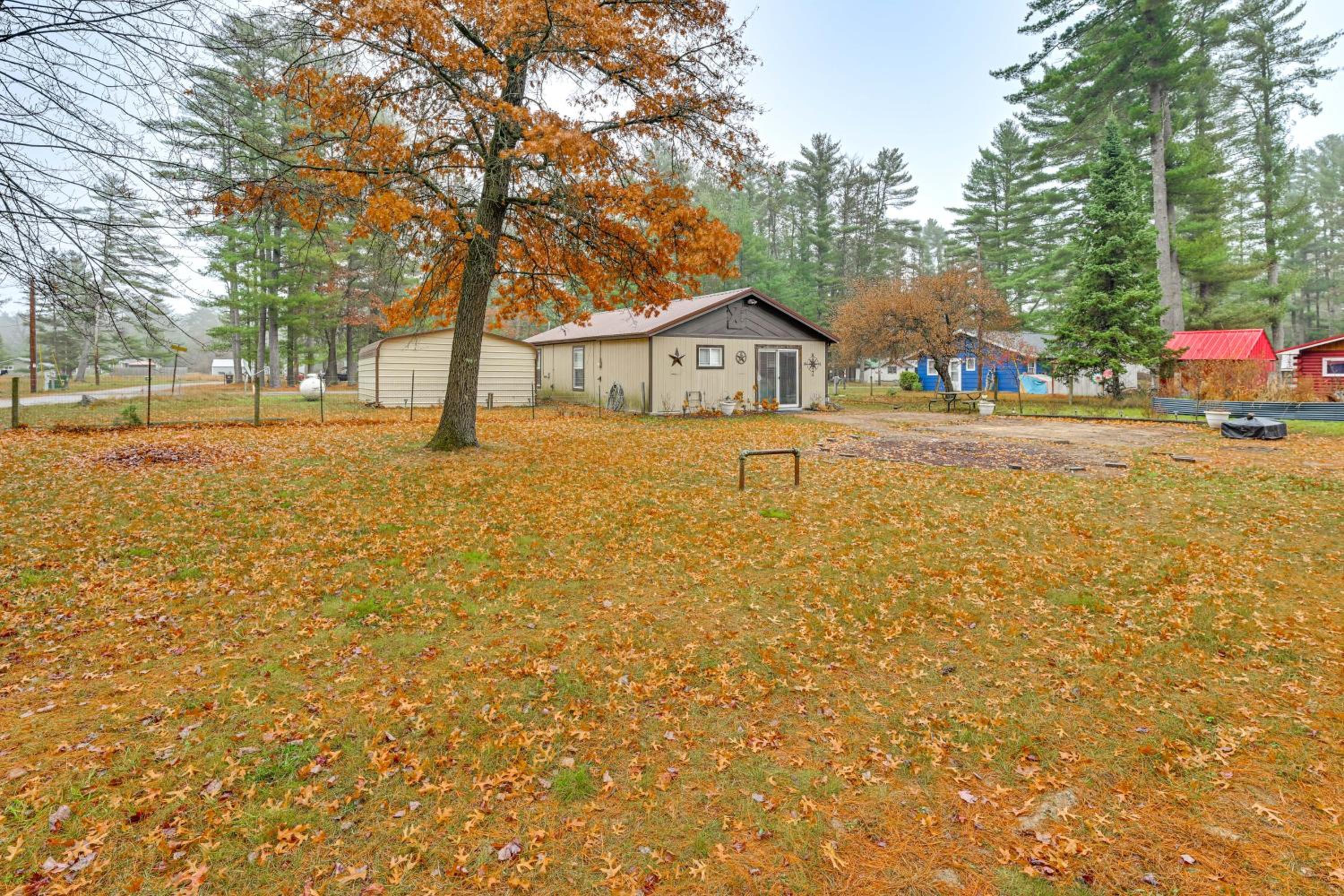 1 Mi to Lake Arbutus Pet-Friendly Home, Fire Pit