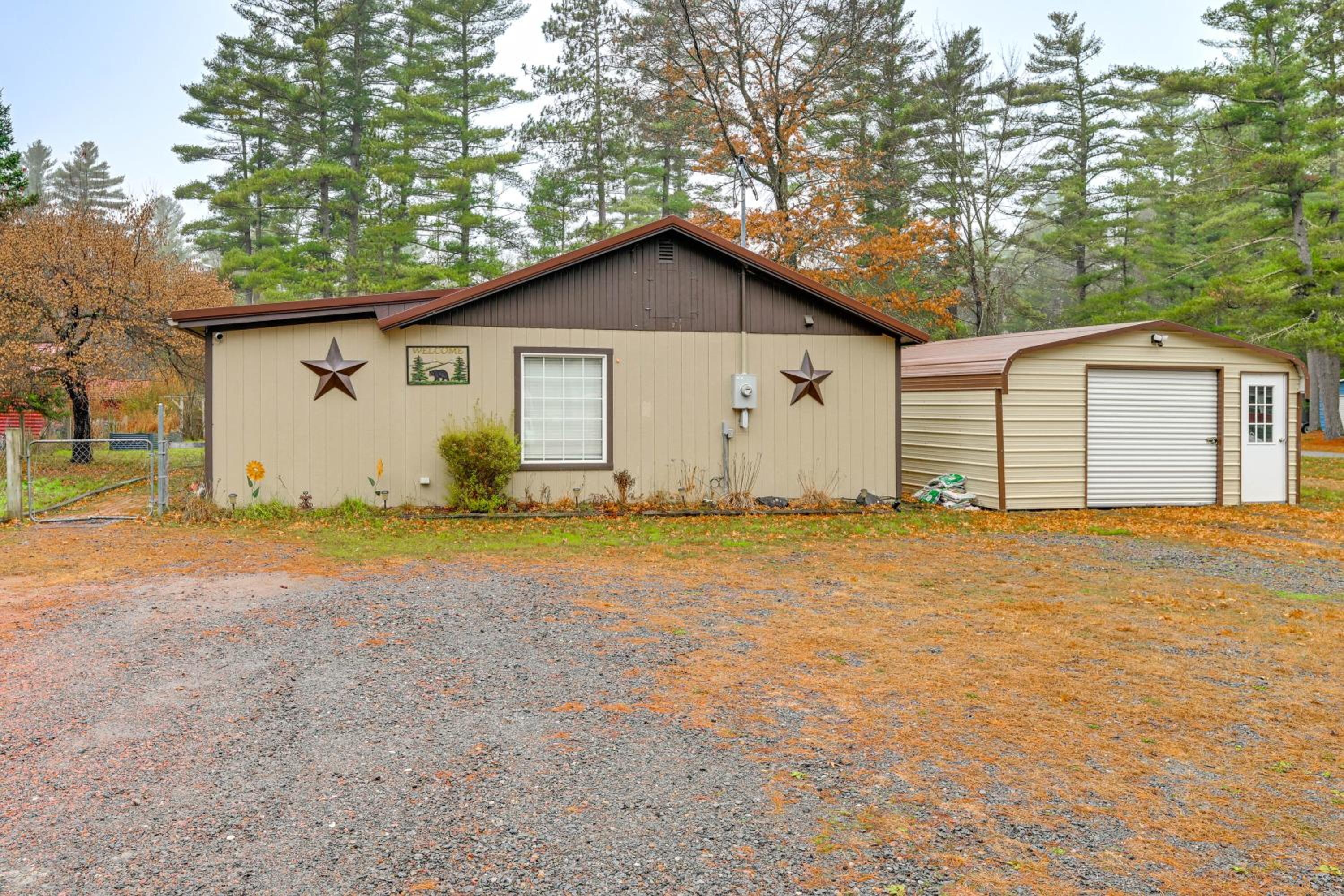 1 Mi to Lake Arbutus Pet-Friendly Home, Fire Pit
