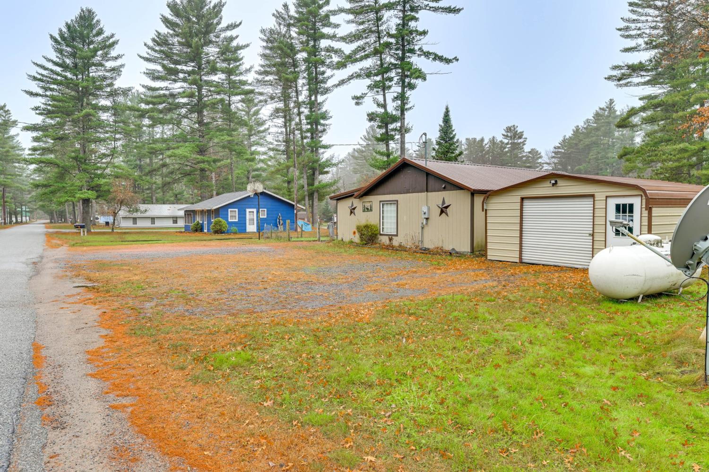 1 Mi to Lake Arbutus Pet-Friendly Home, Fire Pit
