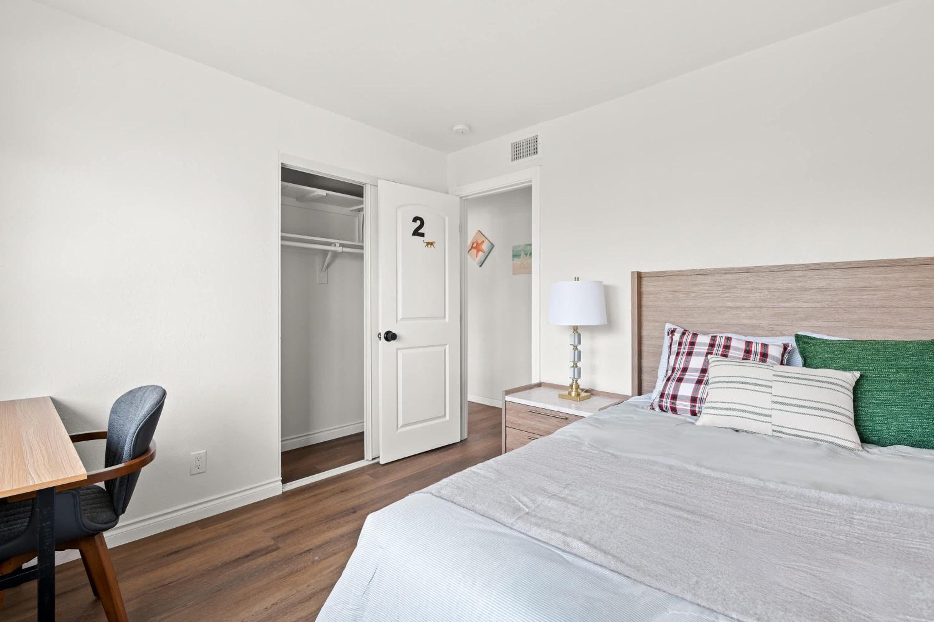 Cozy Full Suites Bright & Private Great Value