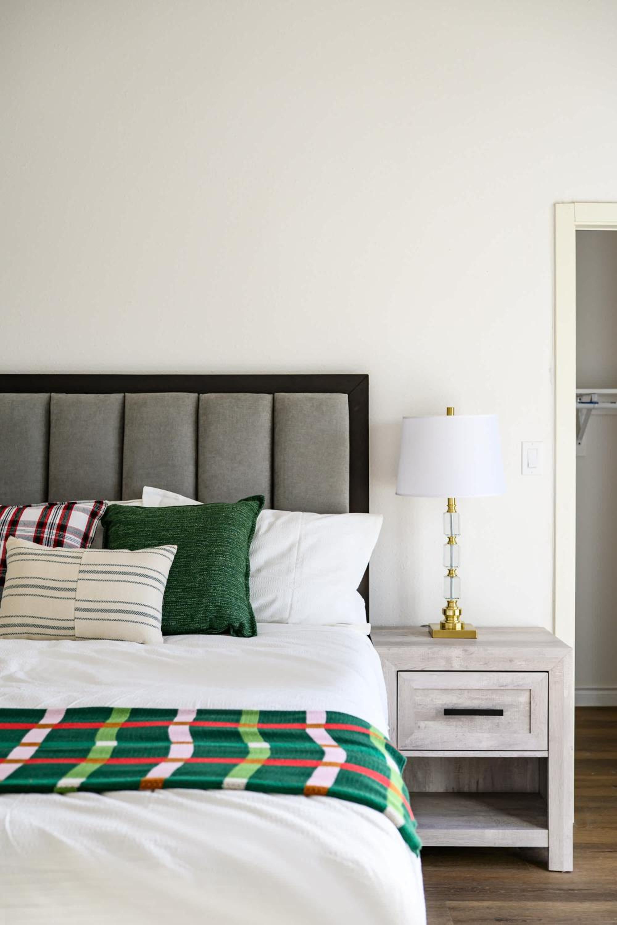 Upgraded Queen Suite Private Ensuite Bright Stay