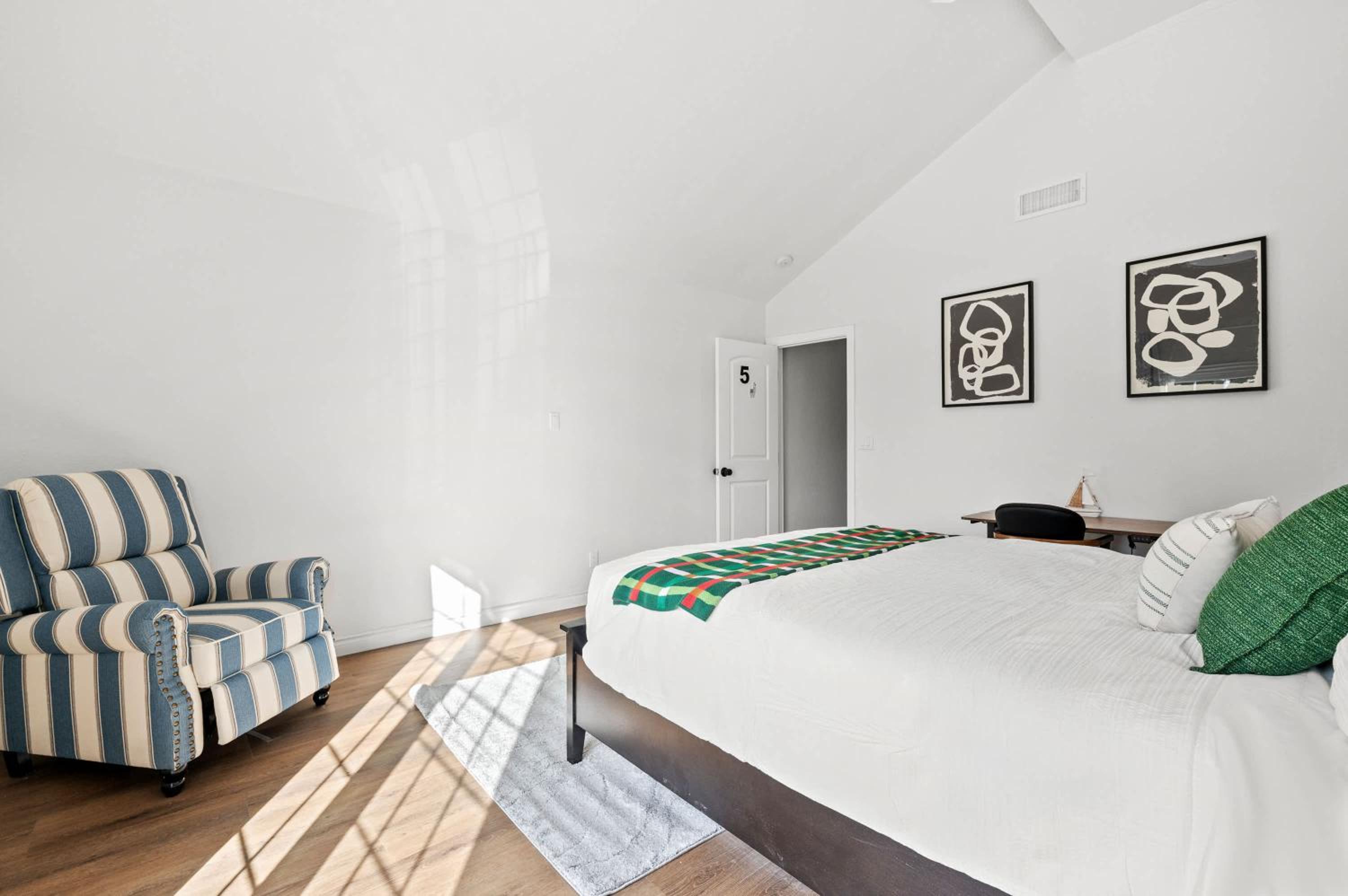 Upgraded Queen Suite Private Ensuite Bright Stay