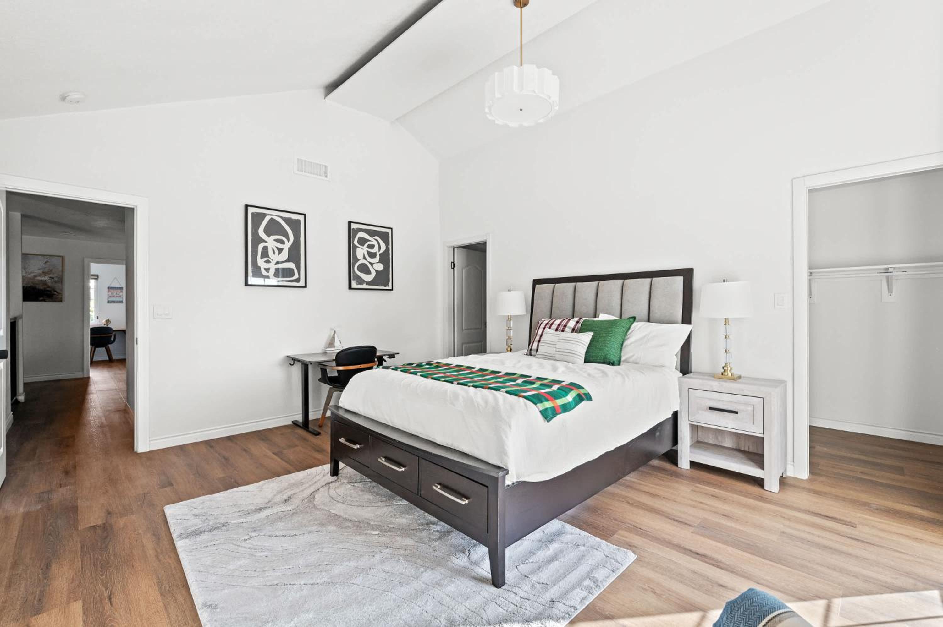 Upgraded Queen Suite Private Ensuite Bright Stay