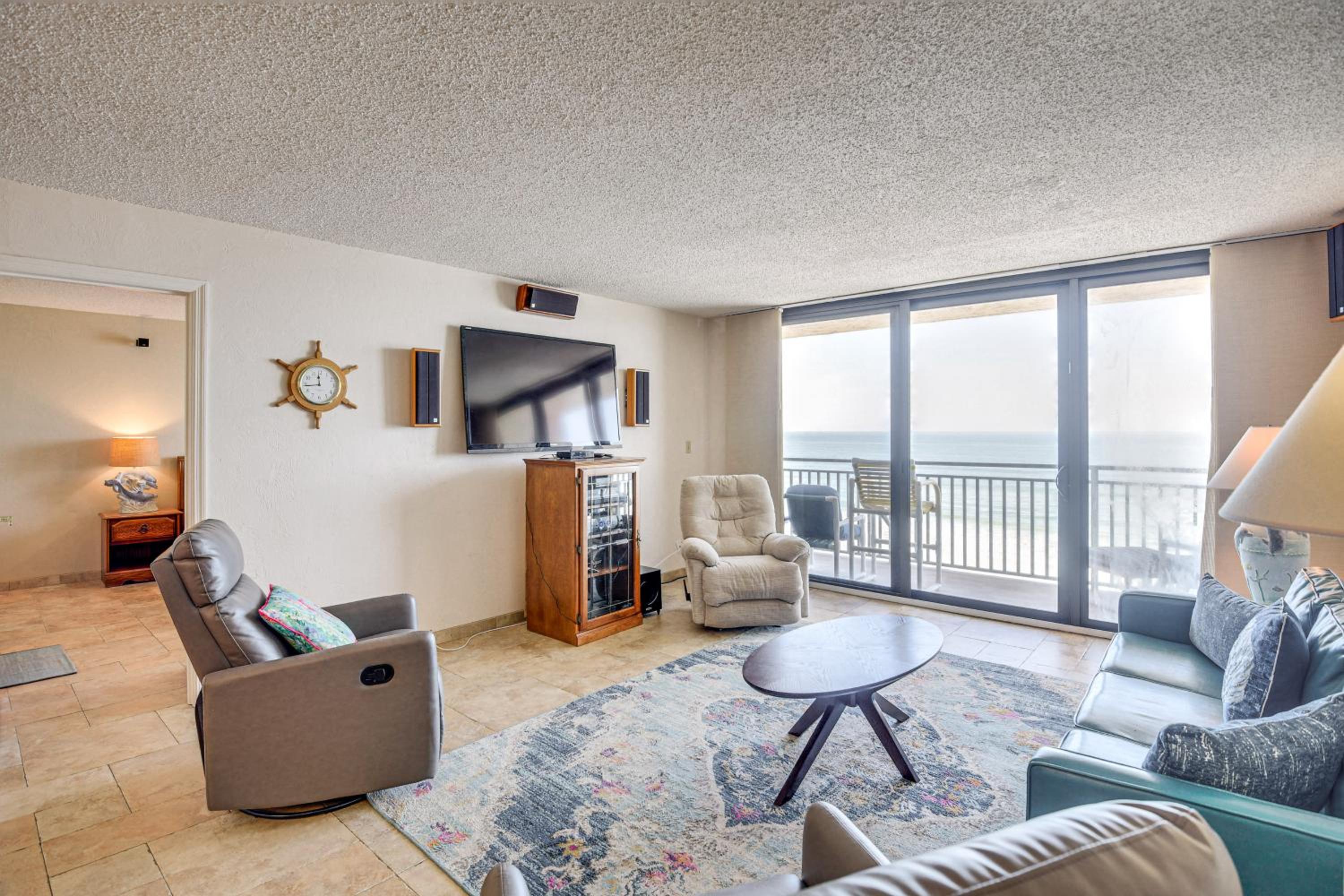 Steps to Shore, Pool Access New Smyrna Beach Gem!