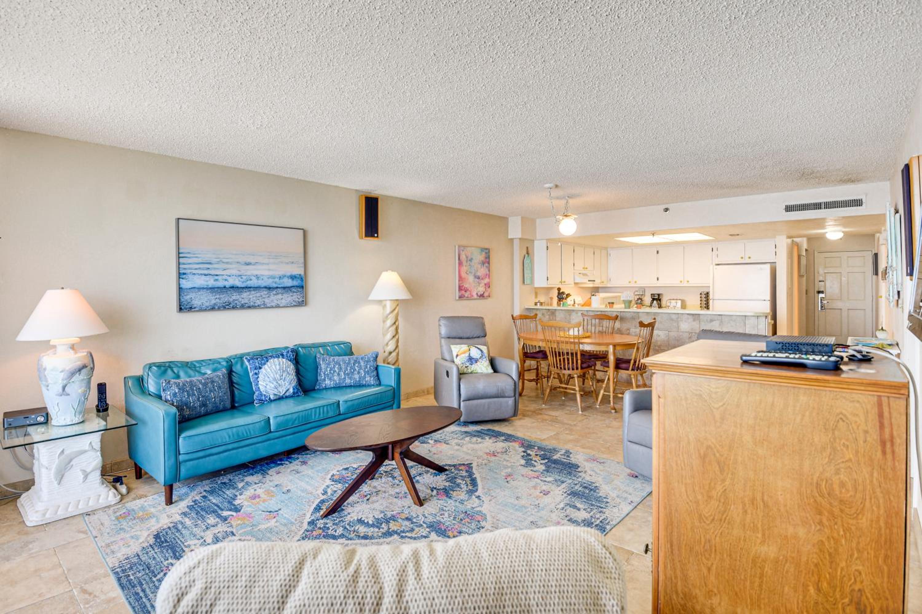 Steps to Shore, Pool Access New Smyrna Beach Gem!