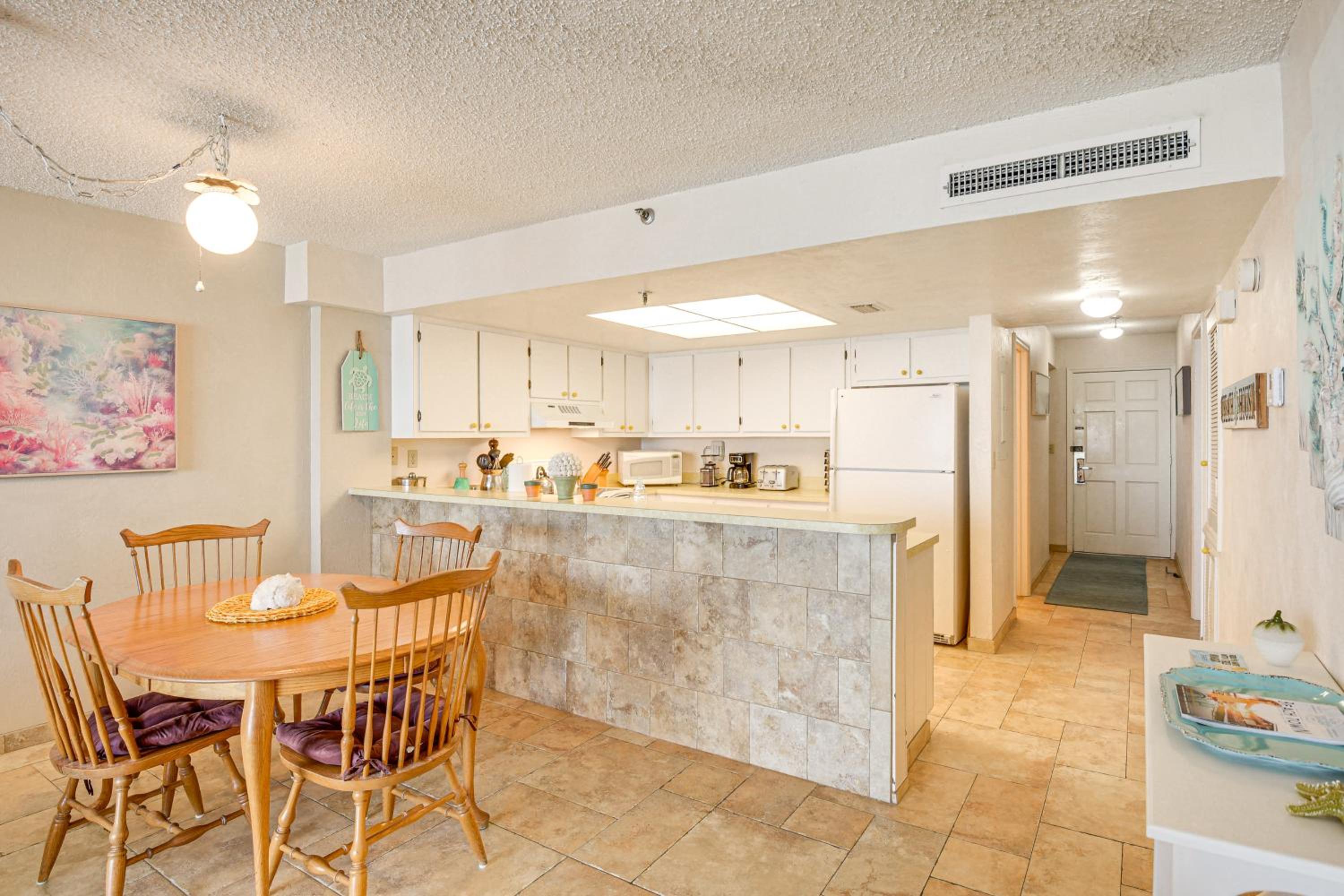 Steps to Shore, Pool Access New Smyrna Beach Gem!