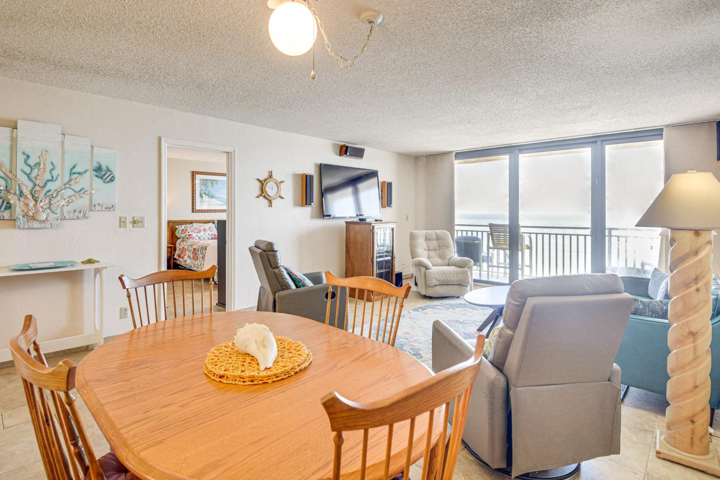 Steps to Shore, Pool Access New Smyrna Beach Gem!