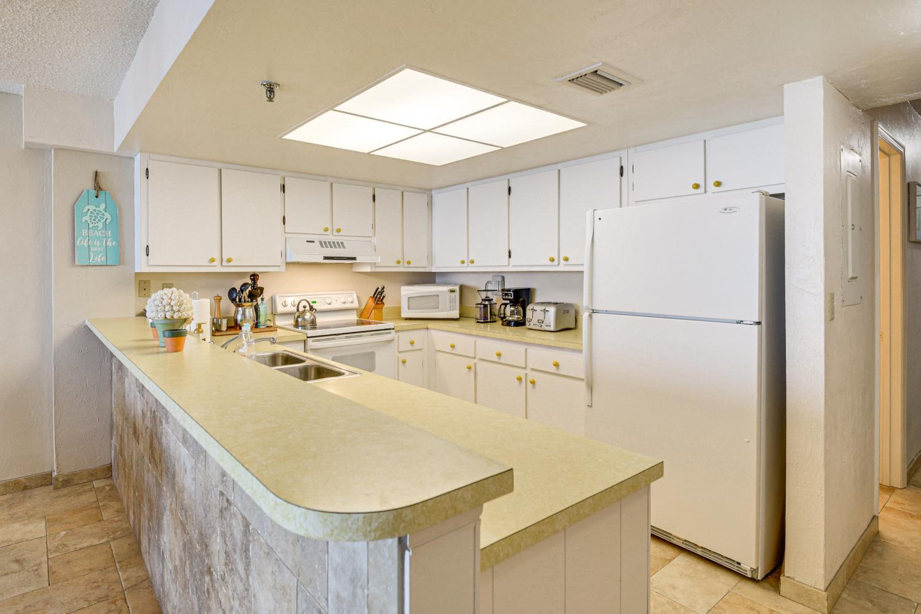 Steps to Shore, Pool Access New Smyrna Beach Gem!