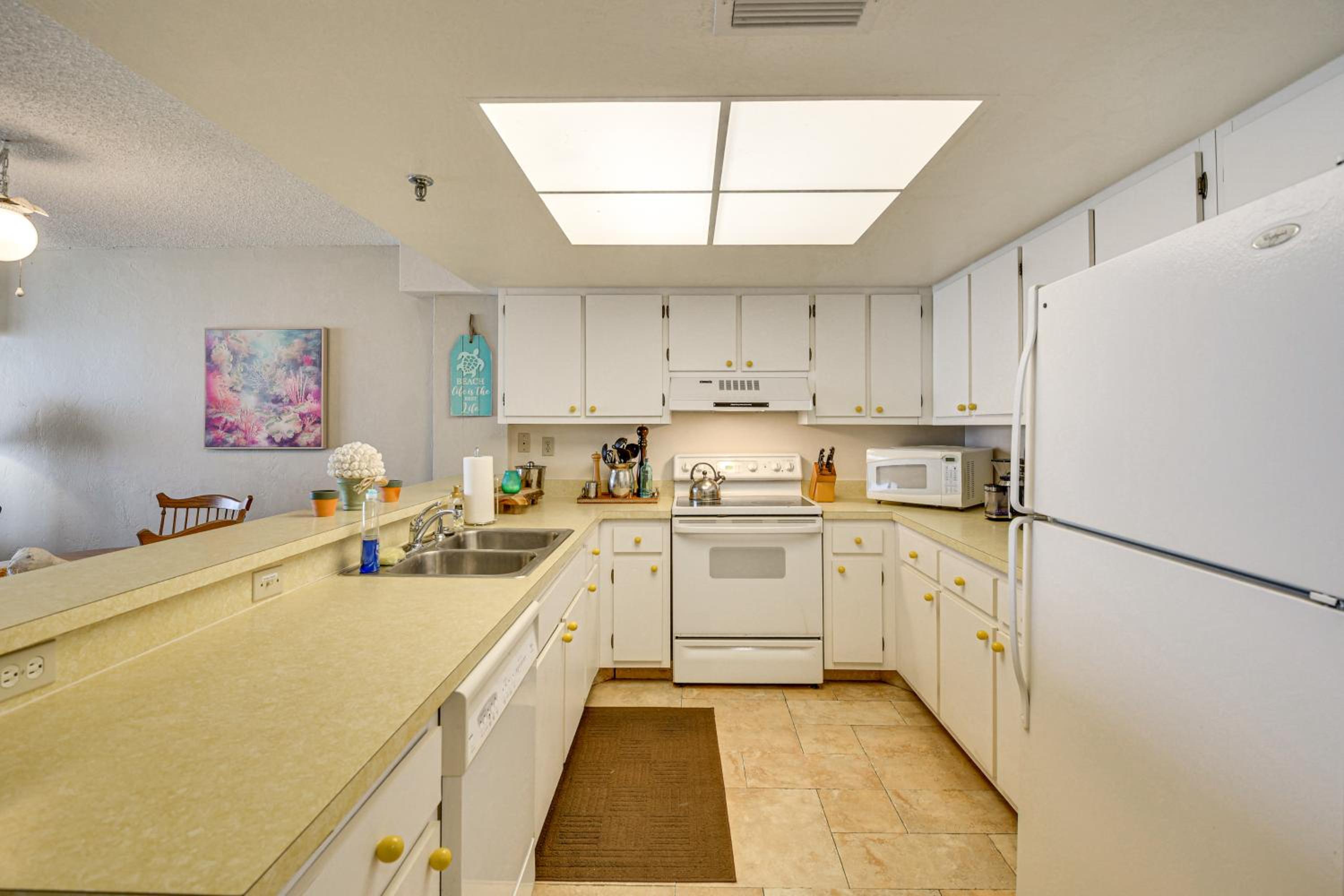 Steps to Shore, Pool Access New Smyrna Beach Gem!