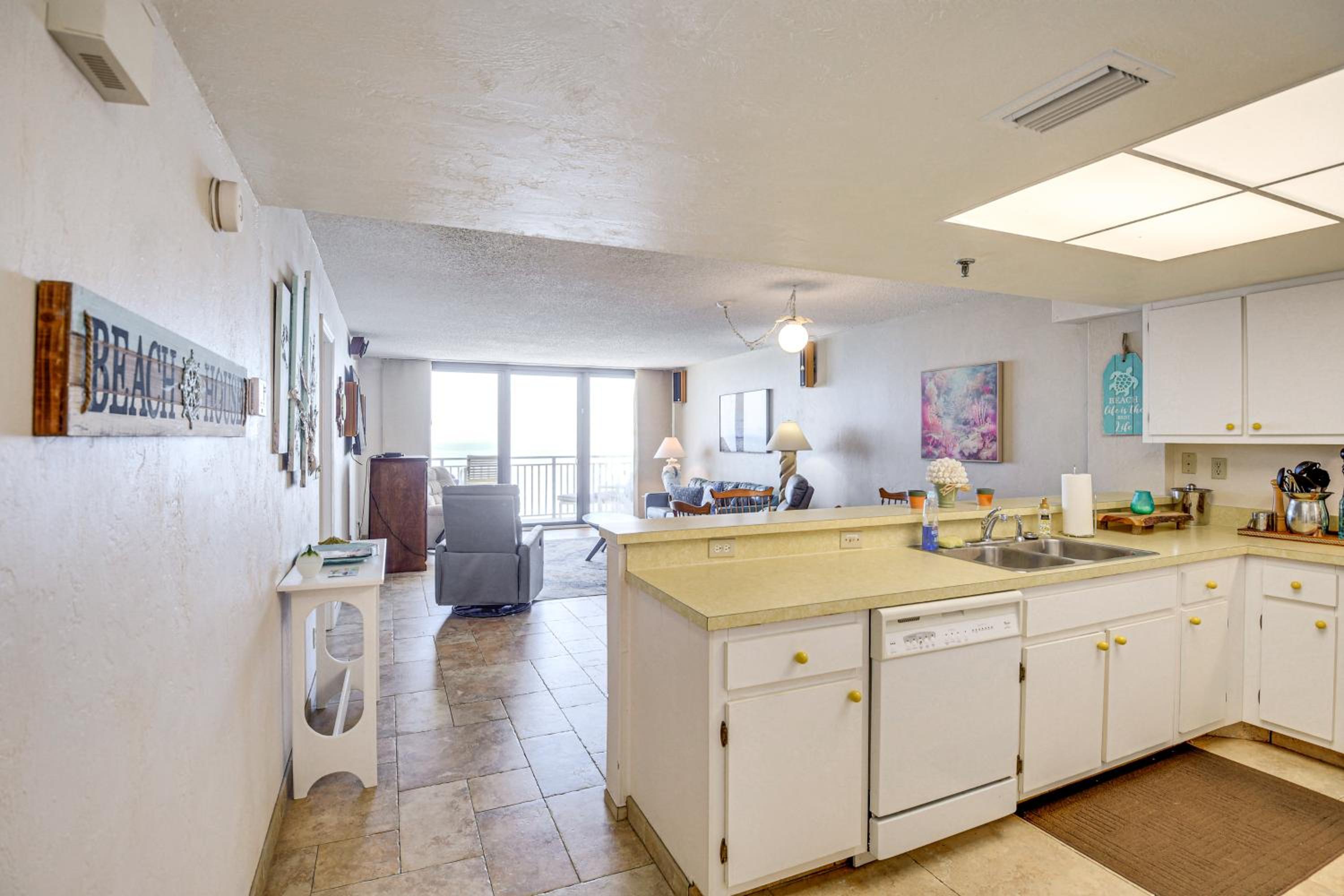 Steps to Shore, Pool Access New Smyrna Beach Gem!