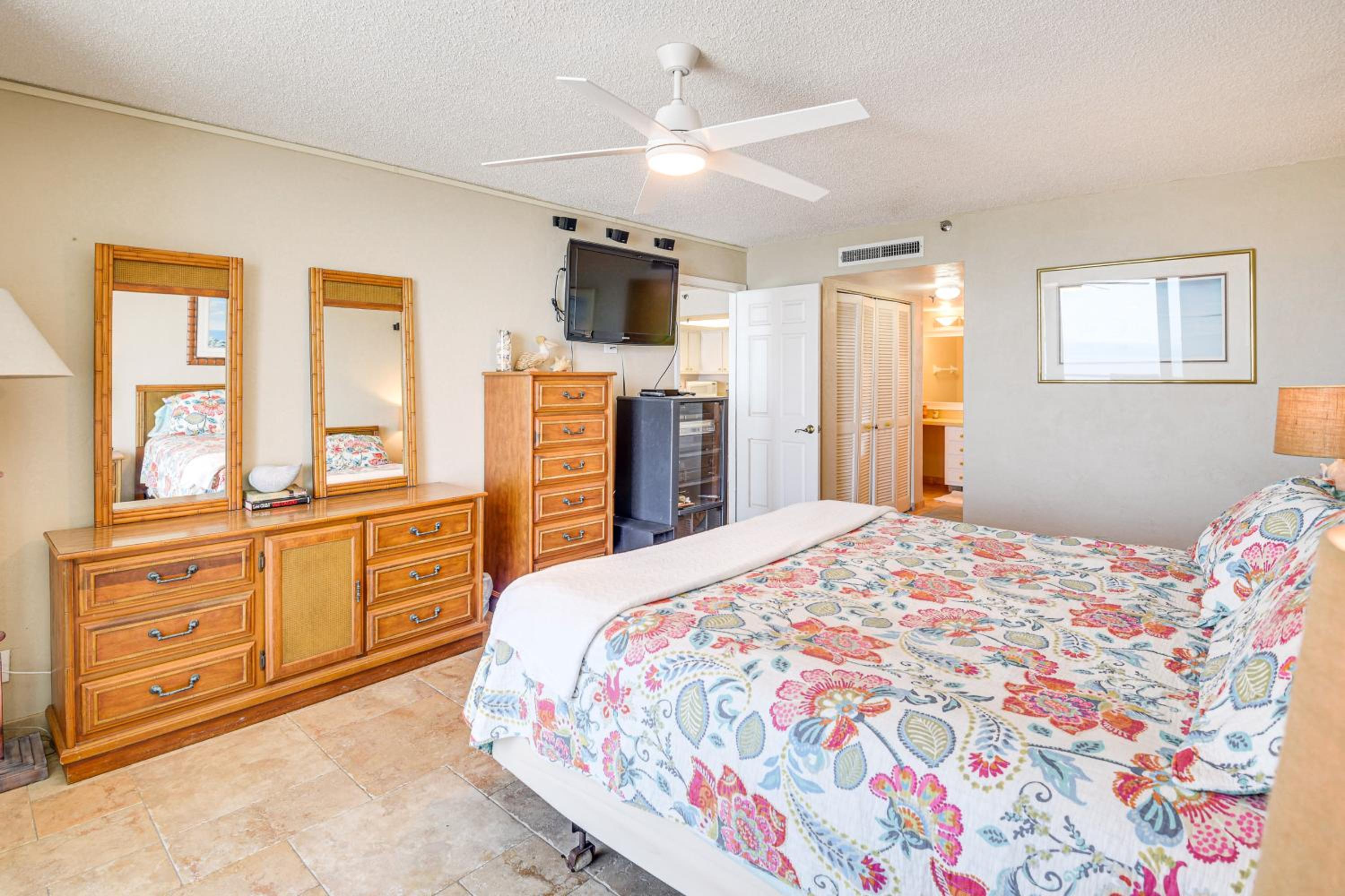 Steps to Shore, Pool Access New Smyrna Beach Gem!