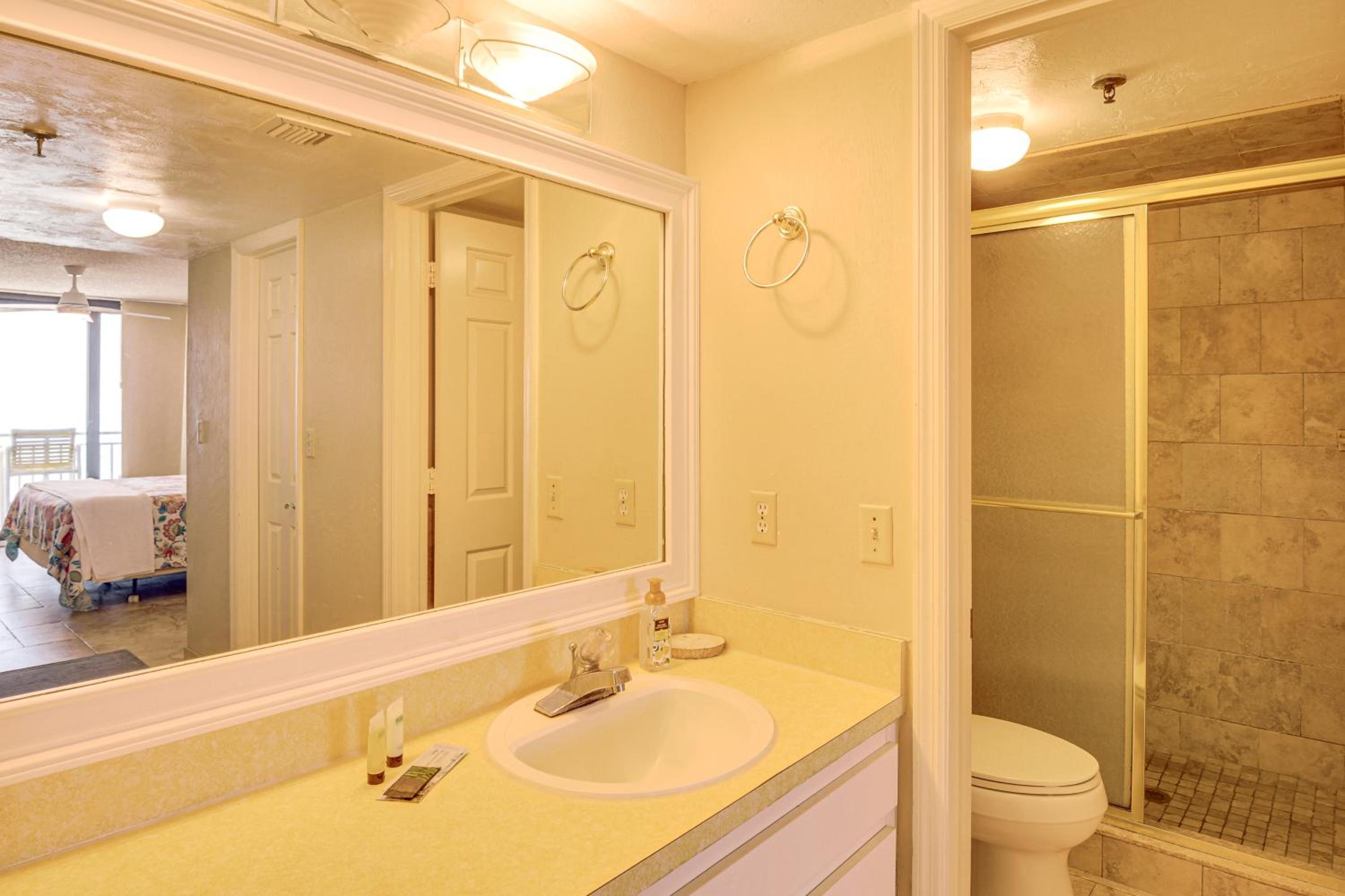 Steps to Shore, Pool Access New Smyrna Beach Gem!