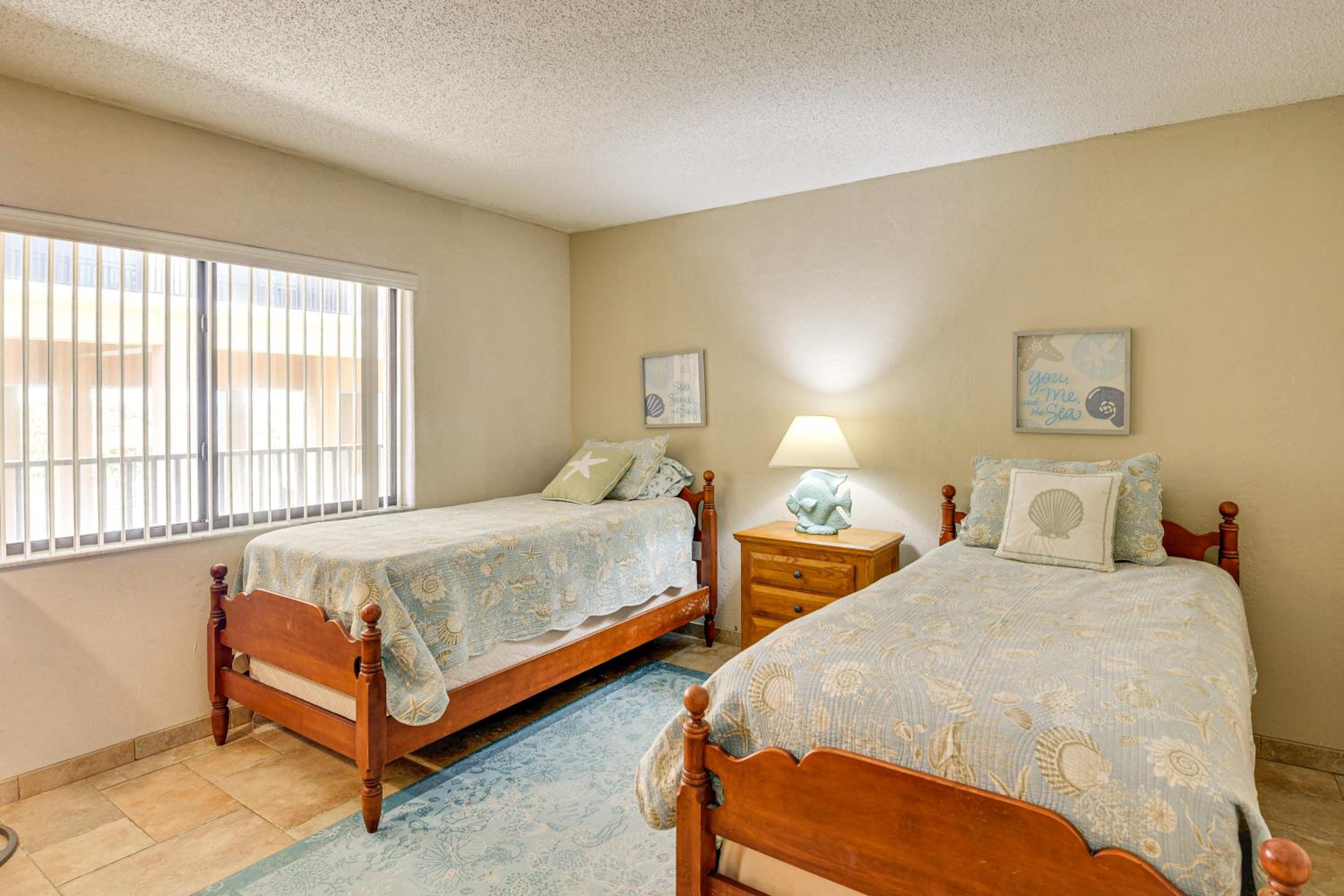 Steps to Shore, Pool Access New Smyrna Beach Gem!