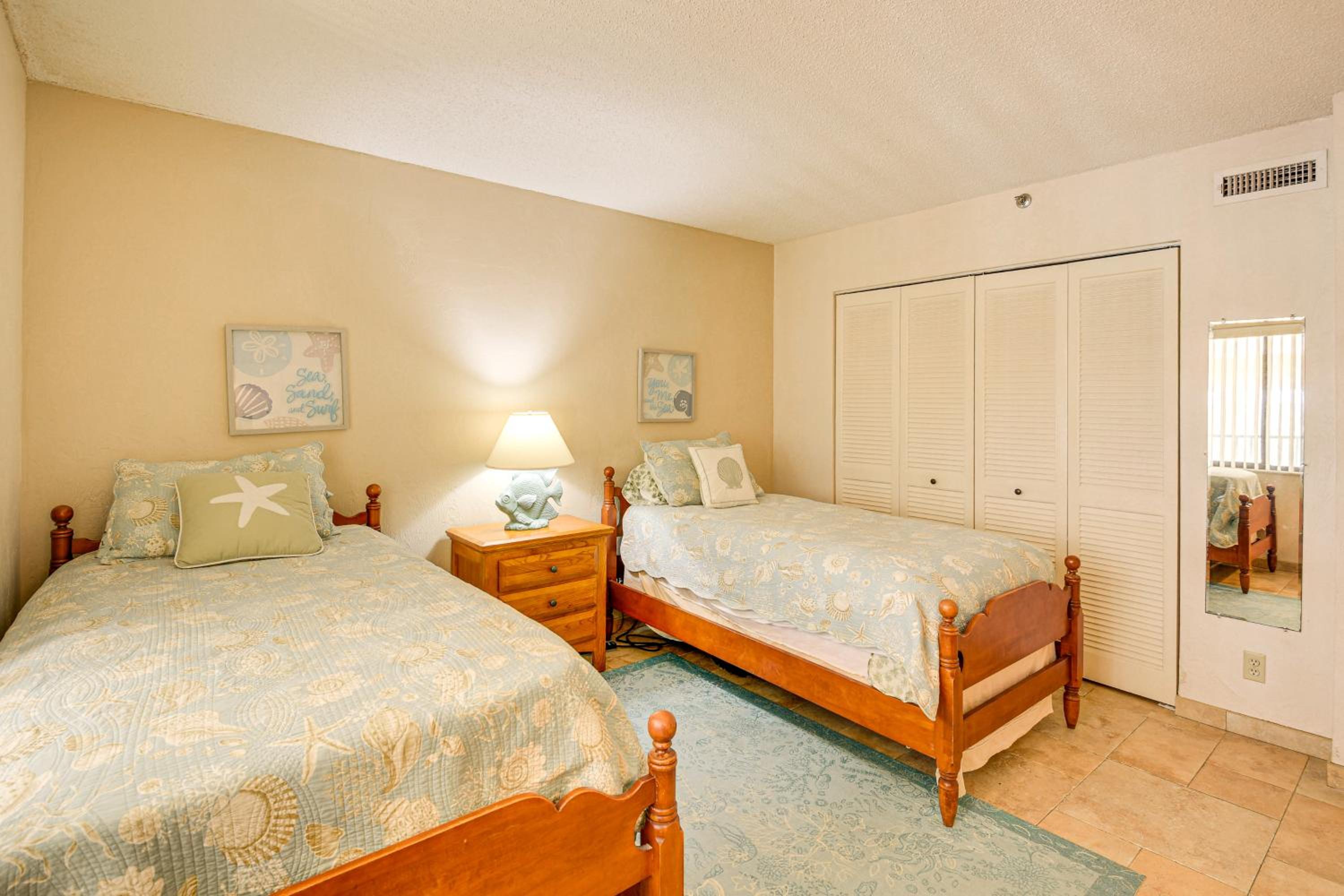 Steps to Shore, Pool Access New Smyrna Beach Gem!
