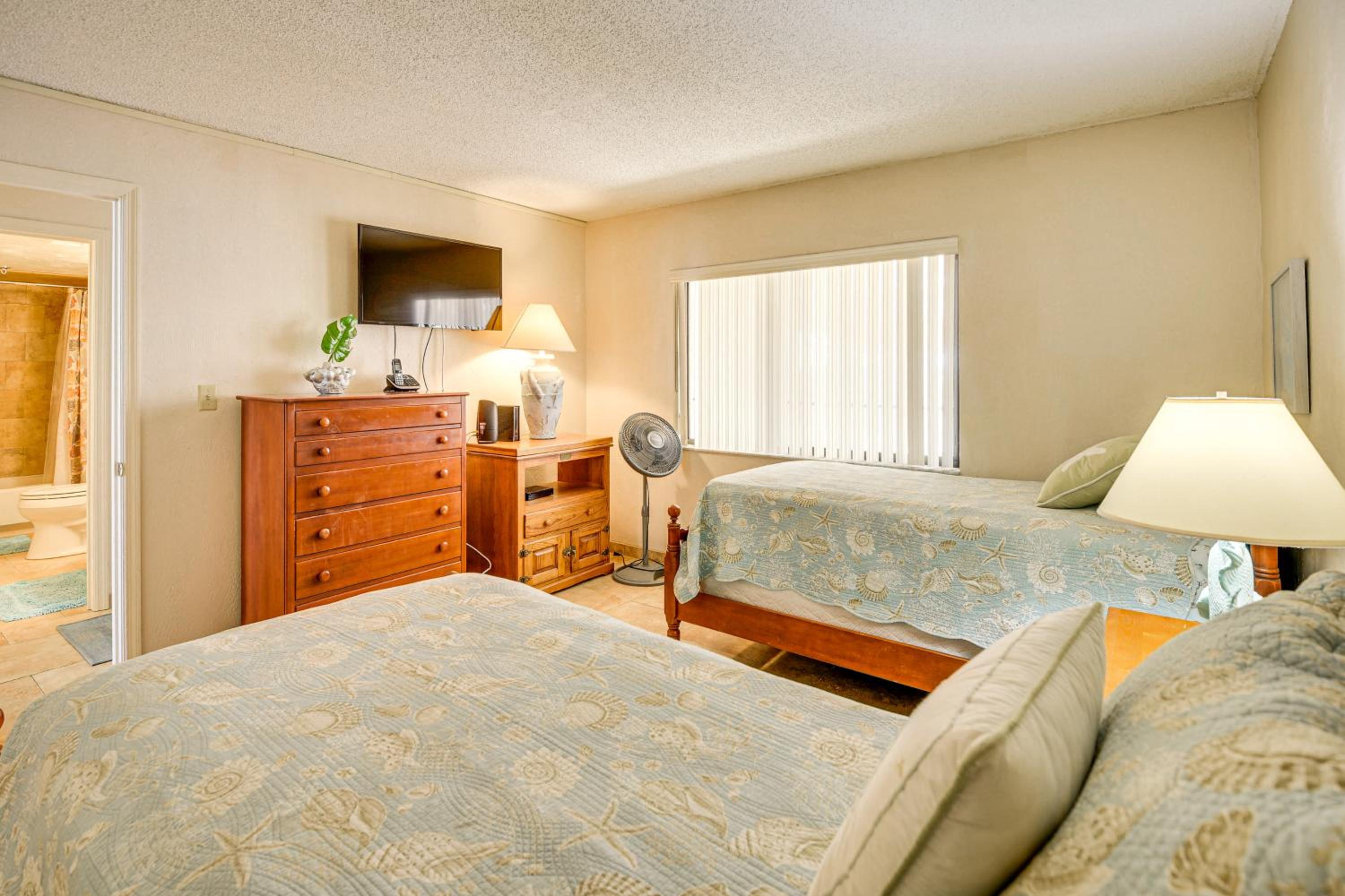 Steps to Shore, Pool Access New Smyrna Beach Gem!