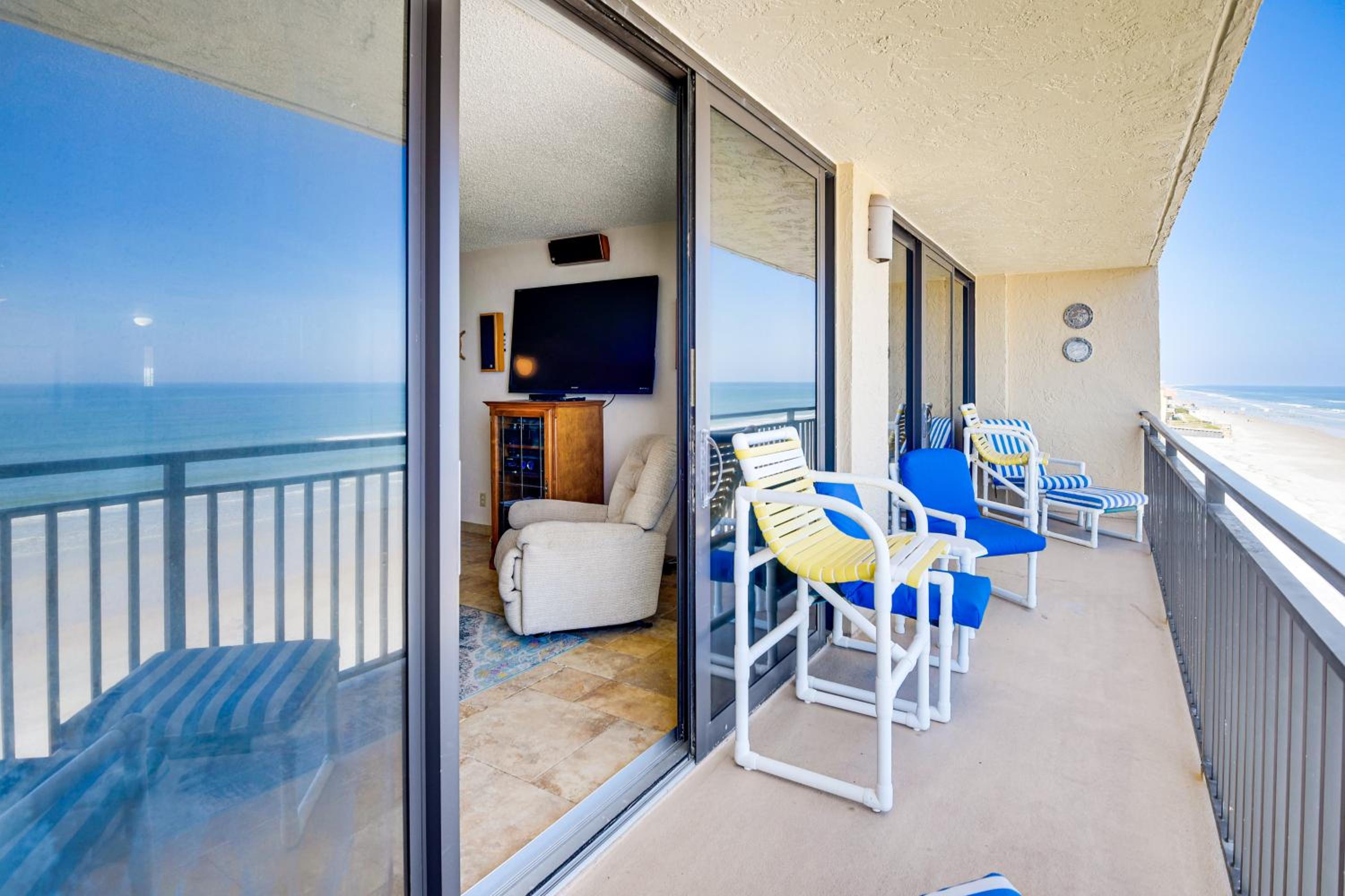 Steps to Shore, Pool Access New Smyrna Beach Gem!