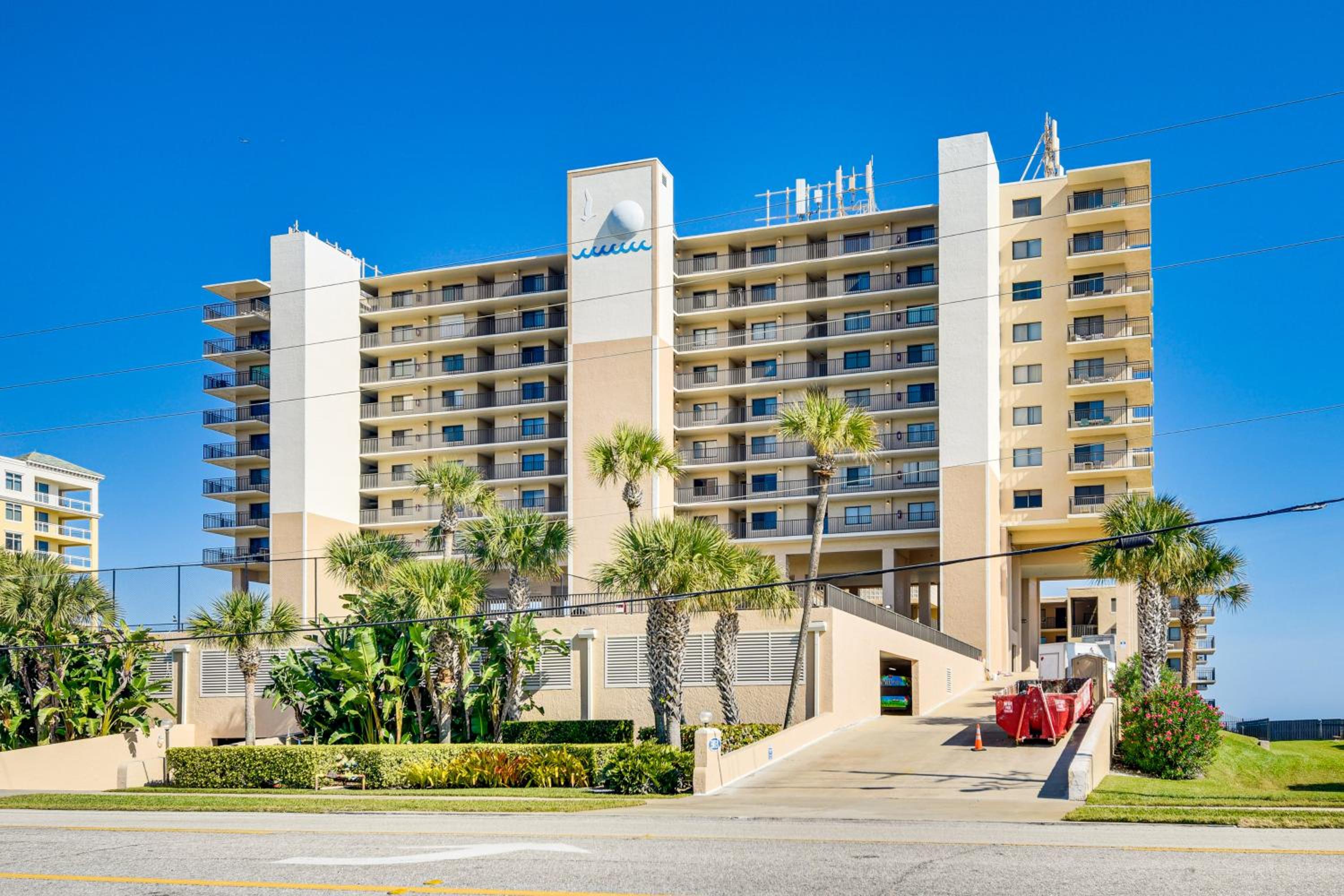Steps to Shore, Pool Access New Smyrna Beach Gem!