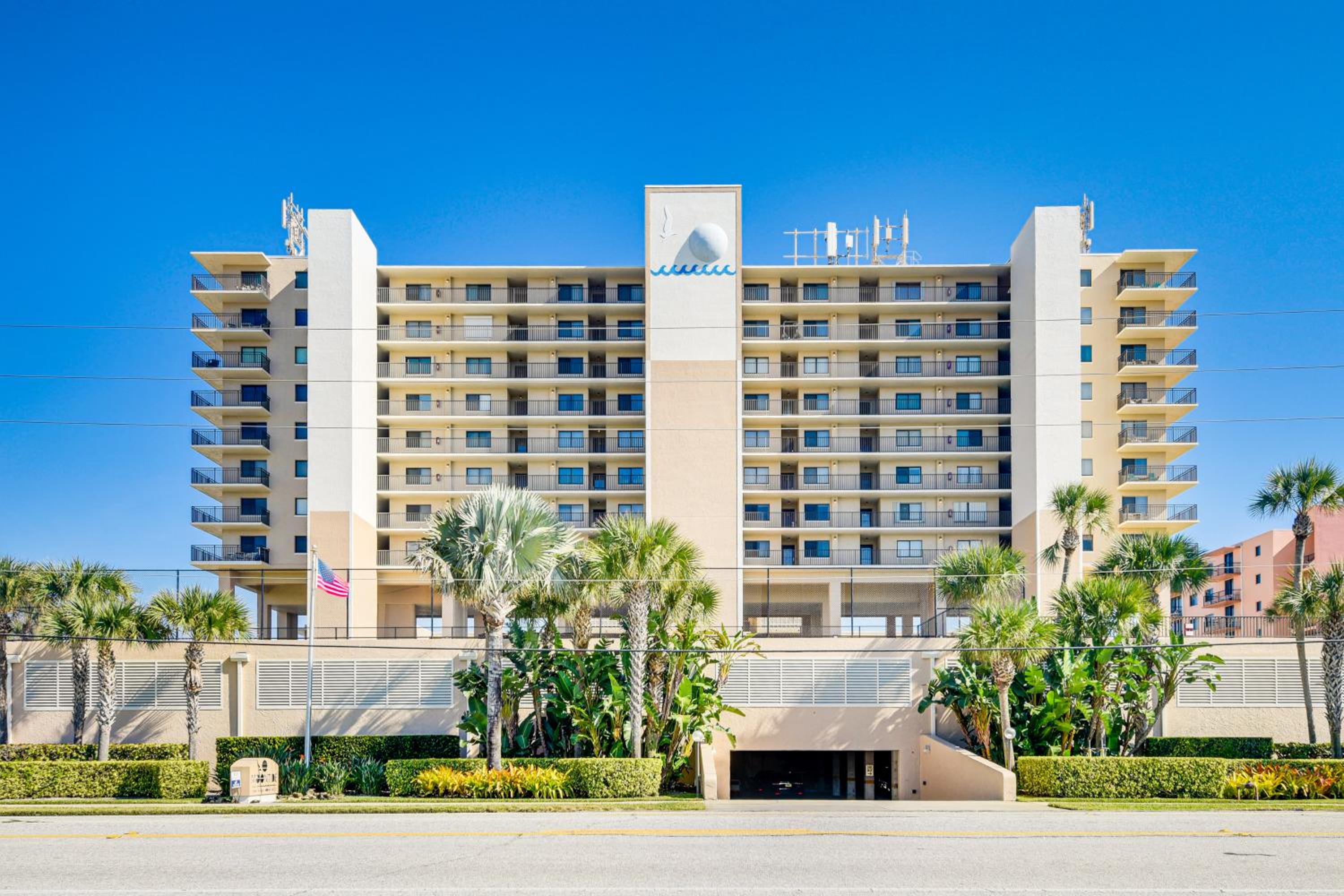 Steps to Shore, Pool Access New Smyrna Beach Gem!