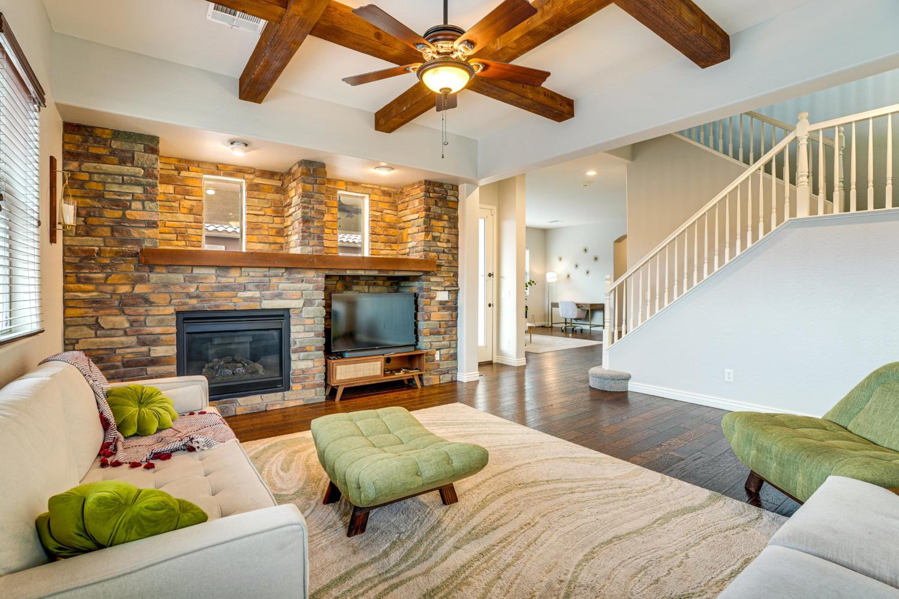 Pool, Views and Ample Space! Sunny Goodyear Retreat