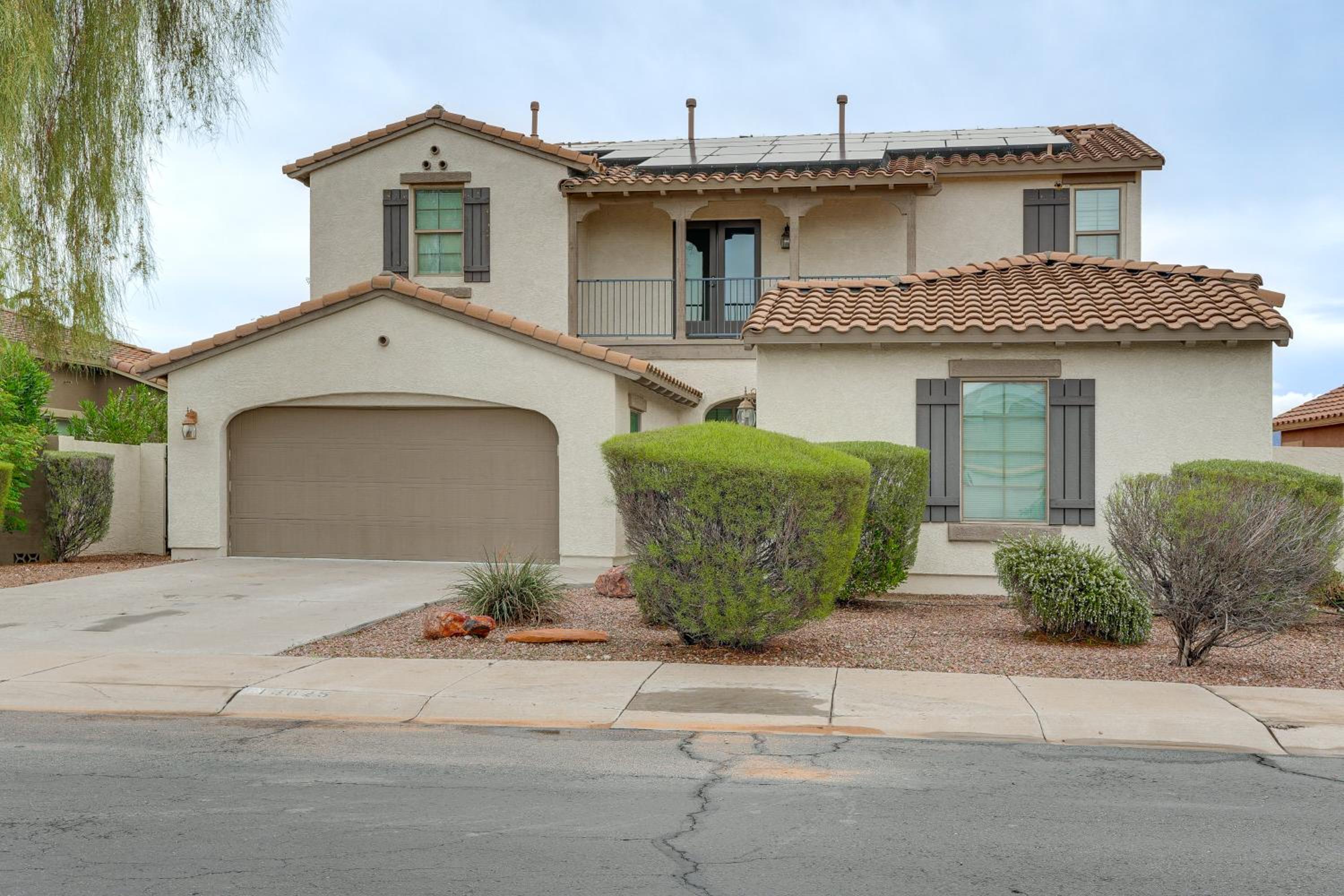 Pool, Views and Ample Space! Sunny Goodyear Retreat