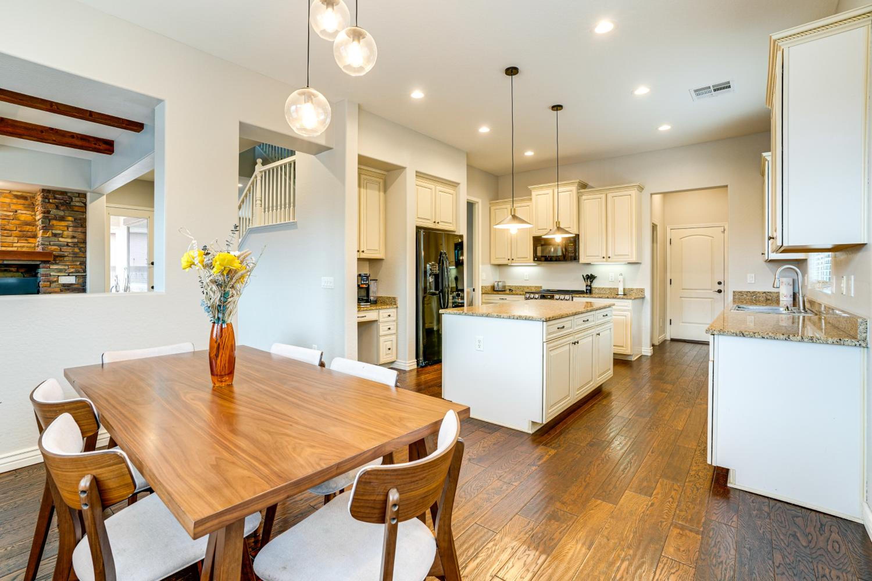 Pool, Views and Ample Space! Sunny Goodyear Retreat