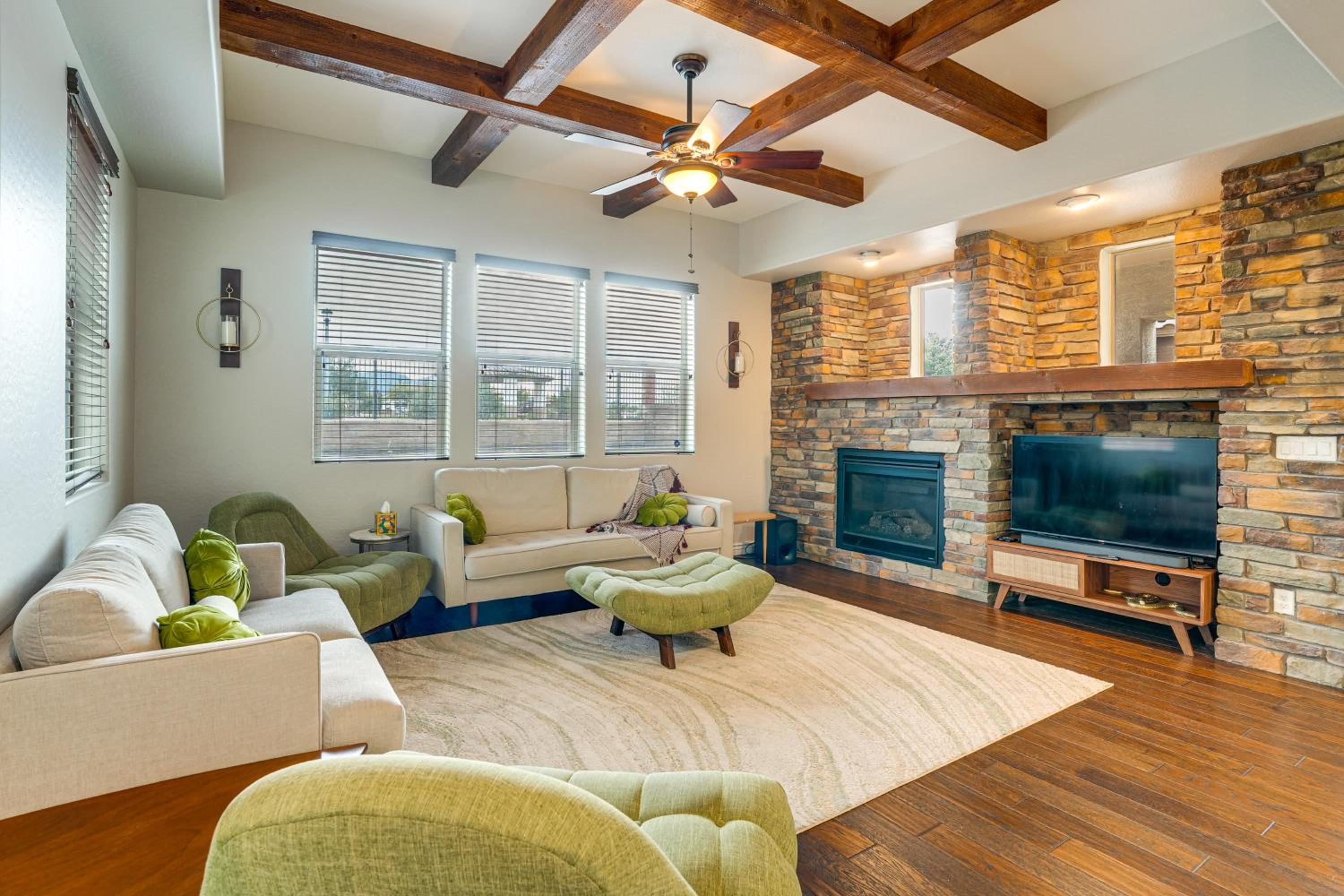 Pool, Views and Ample Space! Sunny Goodyear Retreat
