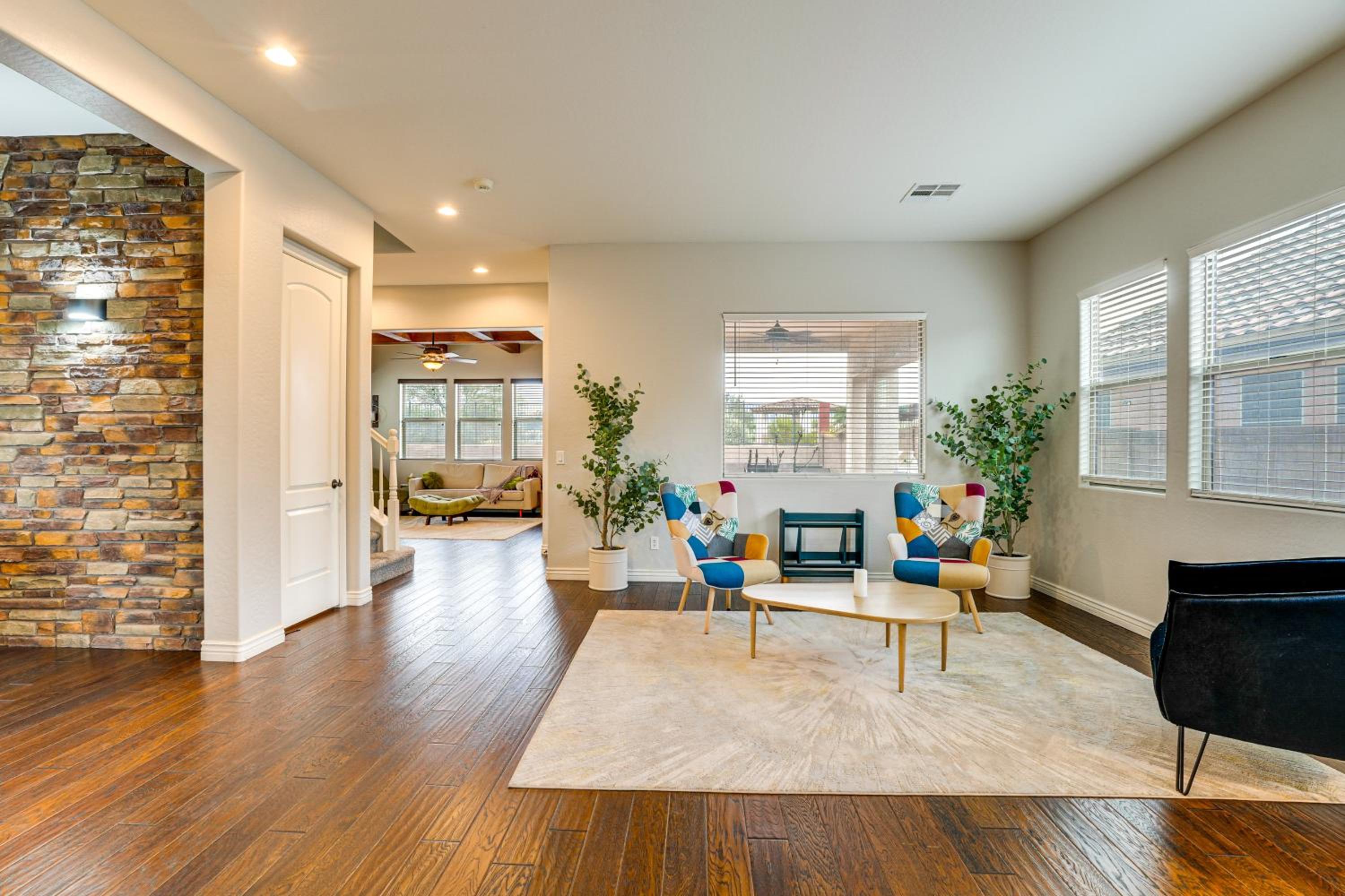 Pool, Views and Ample Space! Sunny Goodyear Retreat