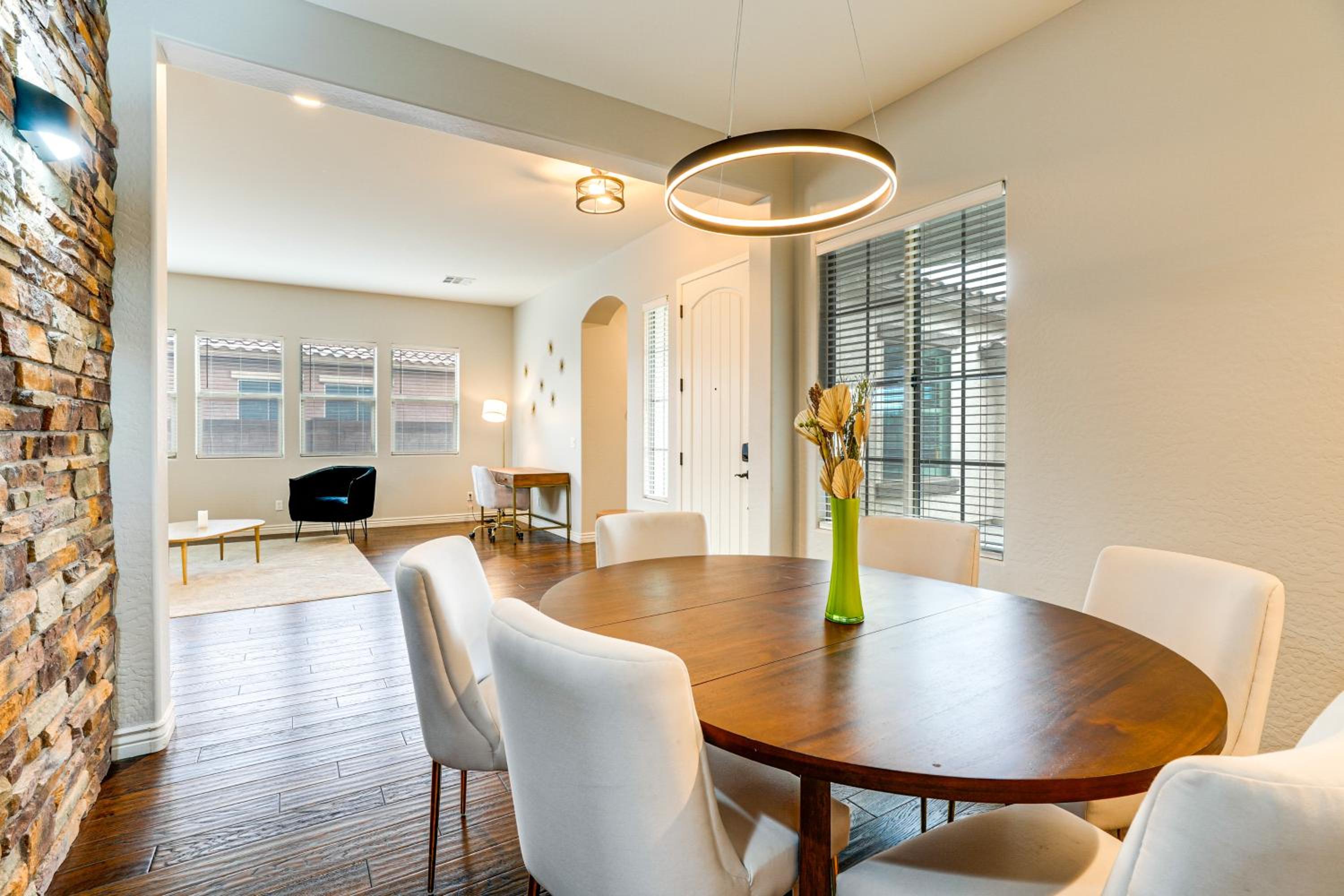 Pool, Views and Ample Space! Sunny Goodyear Retreat