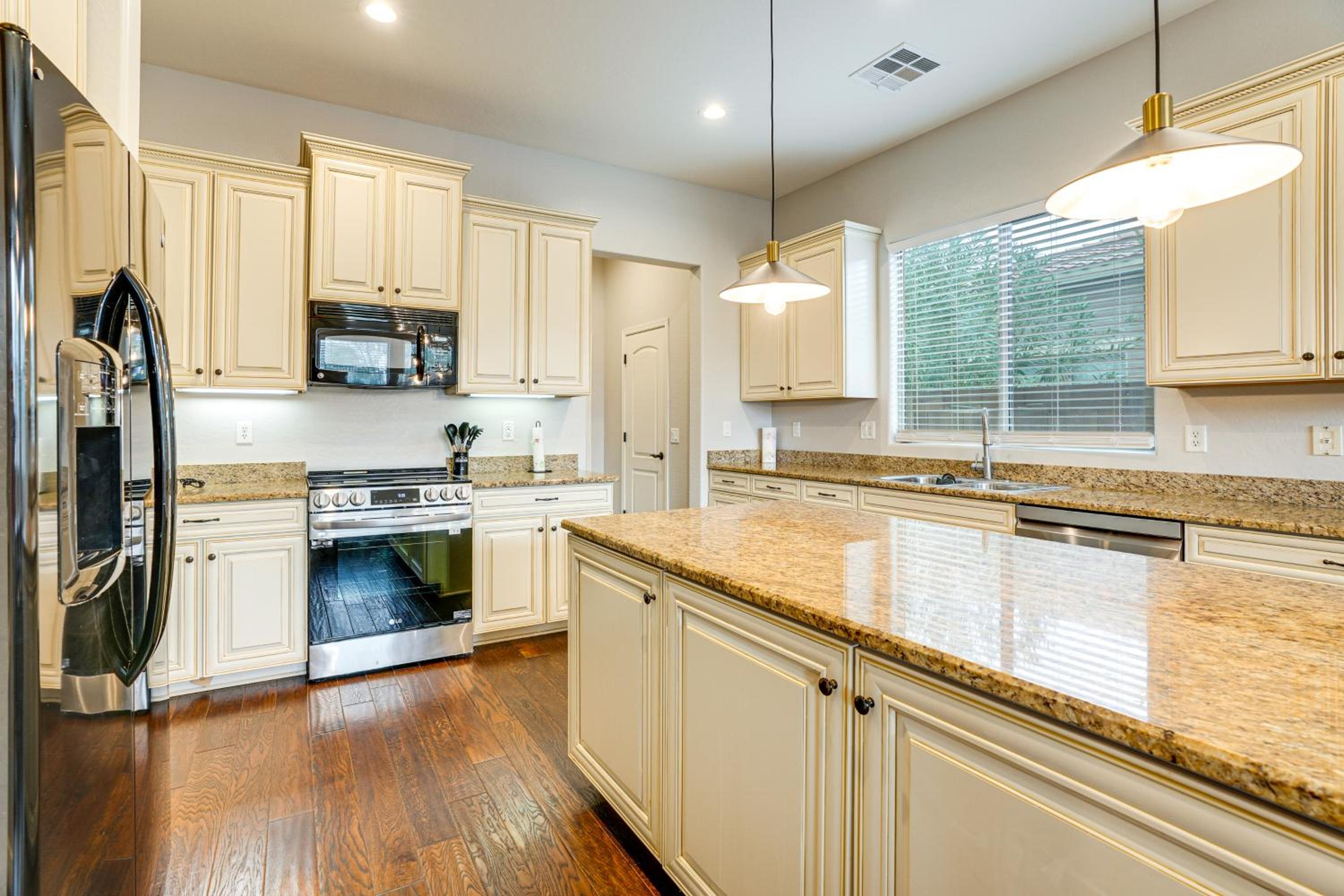 Pool, Views and Ample Space! Sunny Goodyear Retreat