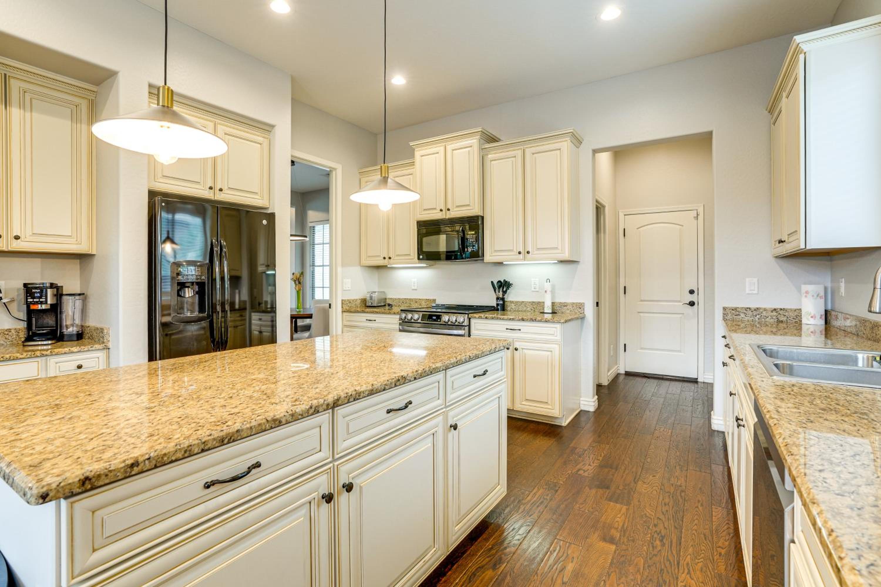 Pool, Views and Ample Space! Sunny Goodyear Retreat