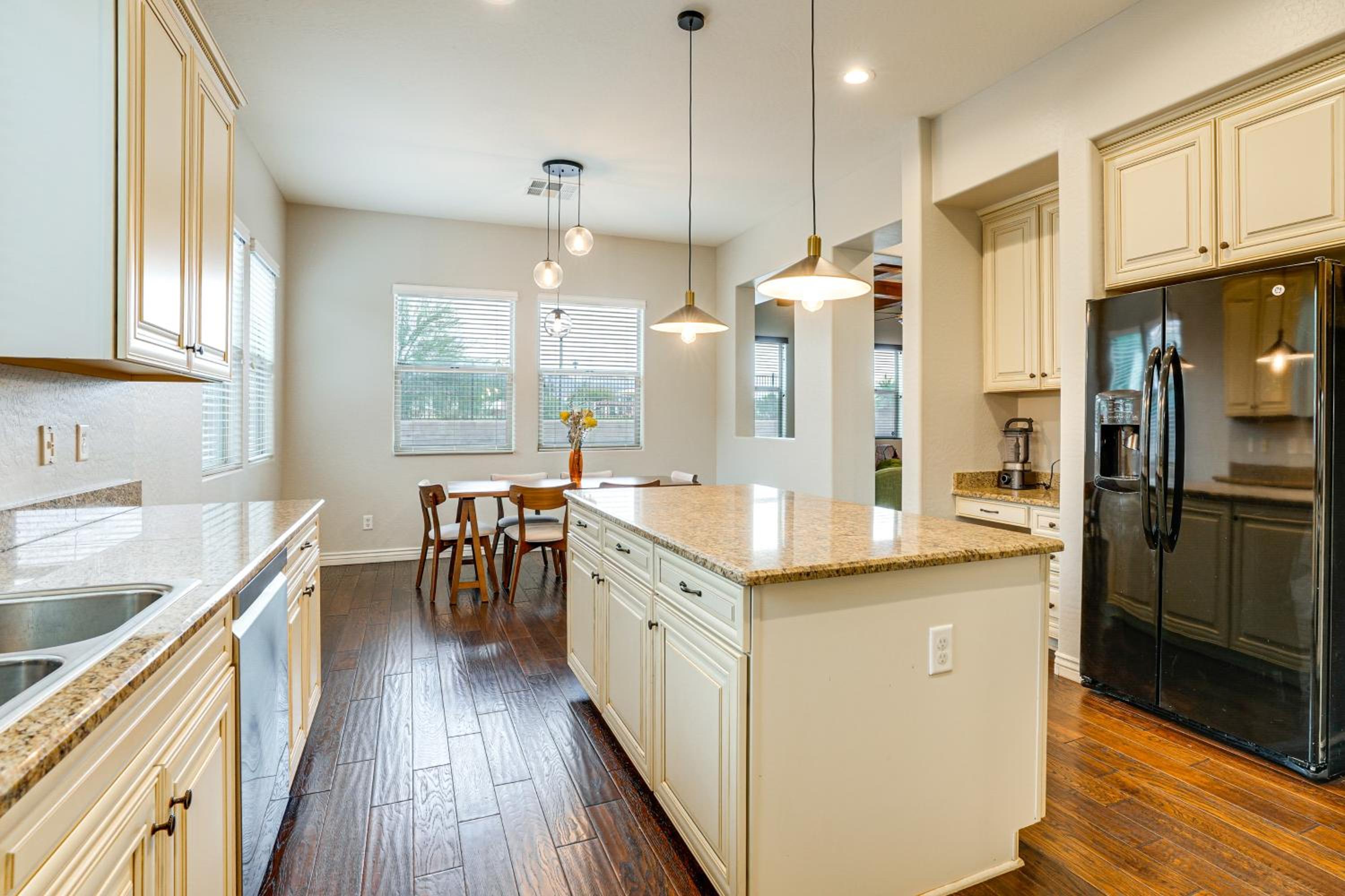 Pool, Views and Ample Space! Sunny Goodyear Retreat